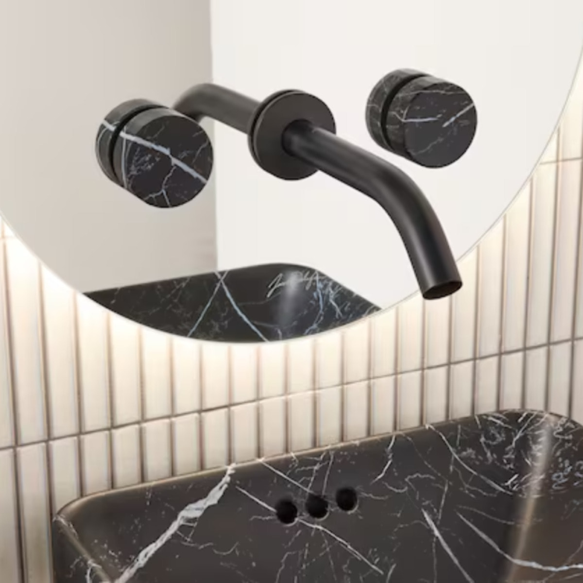 Miroir LED ovale 3 trous + mélangeur lavabo encastré 3 trous Grands Boulevards marbré orage et noir