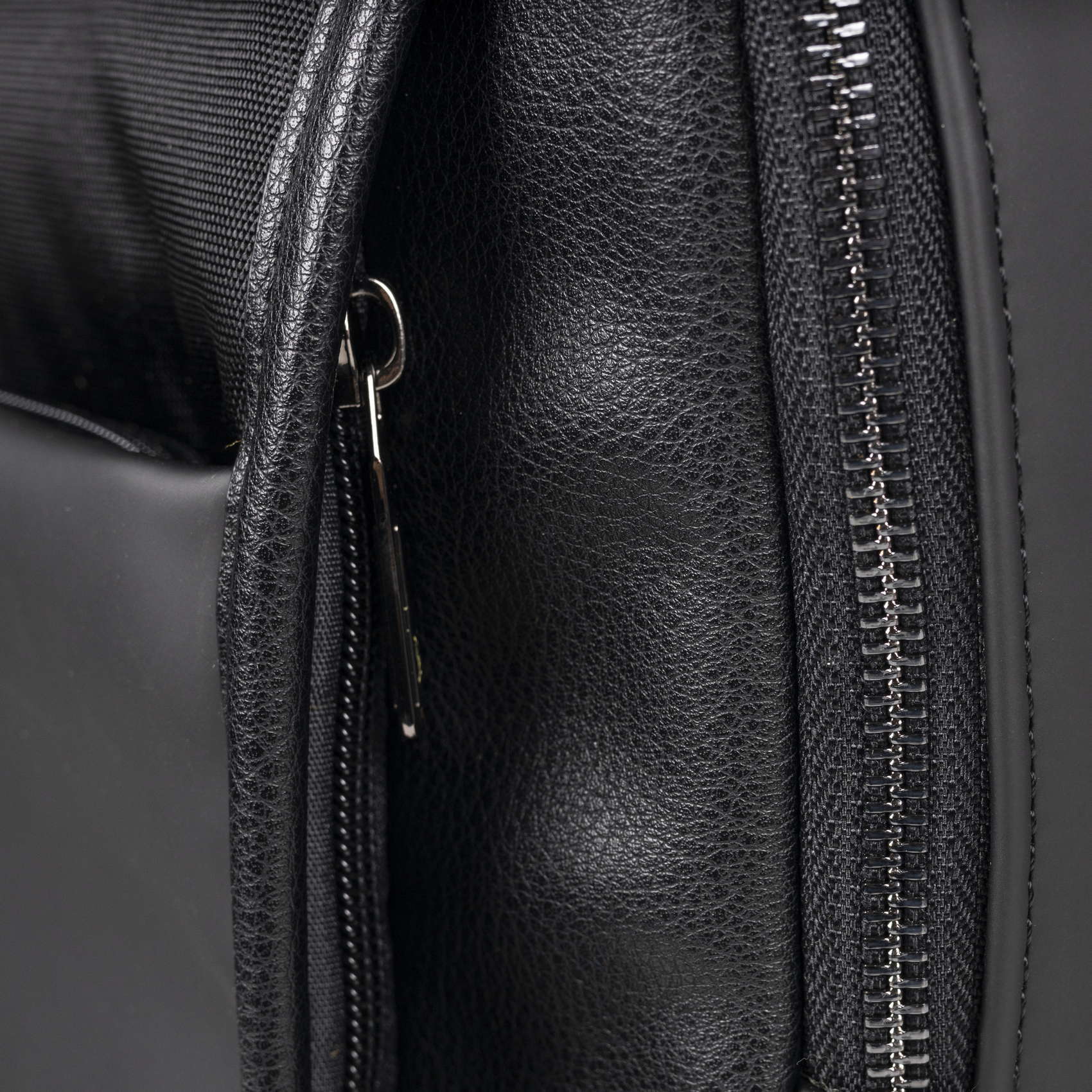 Mochila Negra de Gran Capacidad con Compartimento para Botella JUNGLE BACKPACK SQUARE