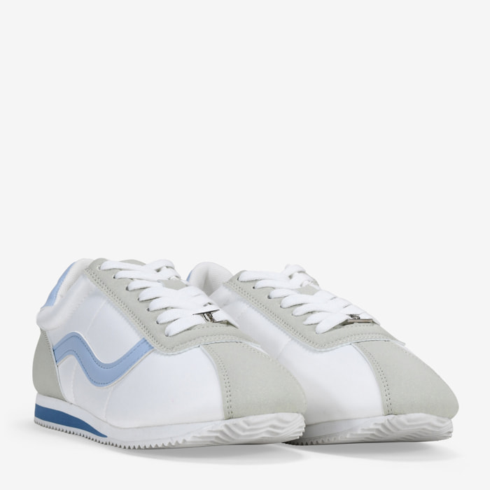 Zapatillas deportivas blancas con cordones