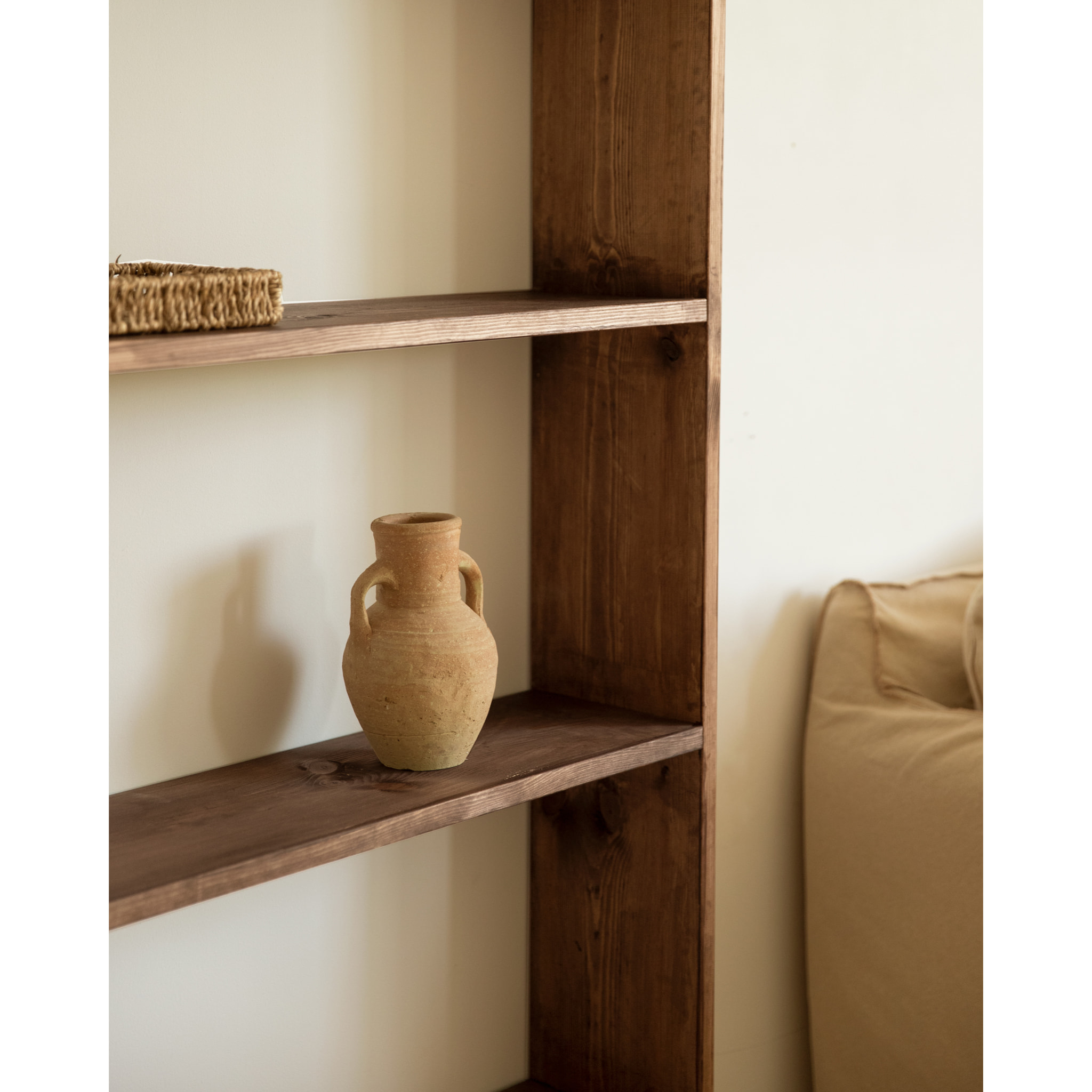 Estantería de madera maciza tono nogal con 4 estantes Alto: 182 Largo: 80 Ancho: 20