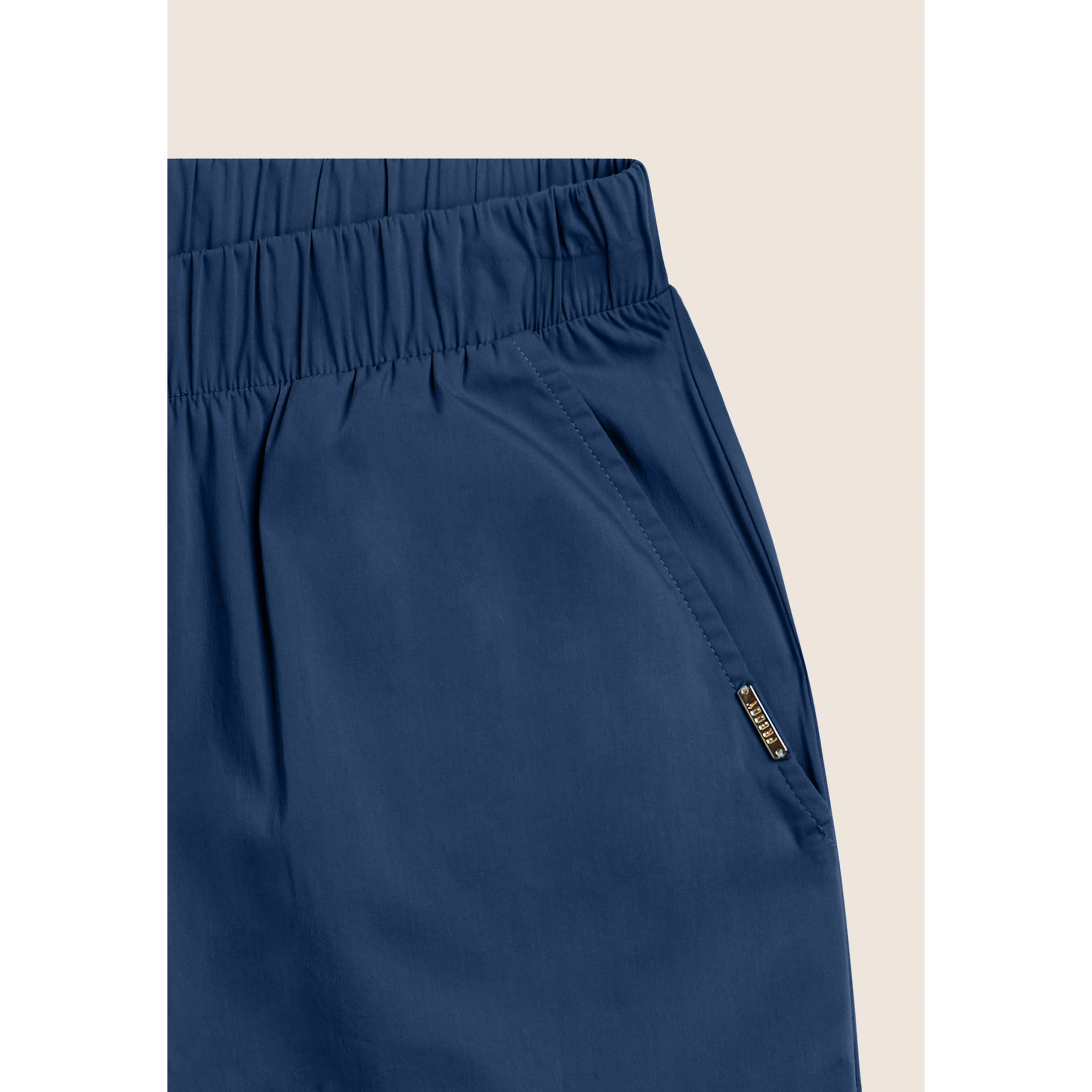 Pantaloni Cropped con Ricamo Floreale al Fondo