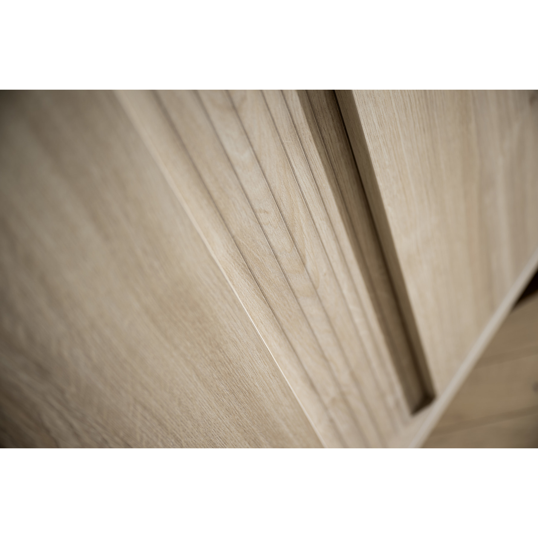 Armoire 2 portes avec détail imitation bois texturé et pieds bois