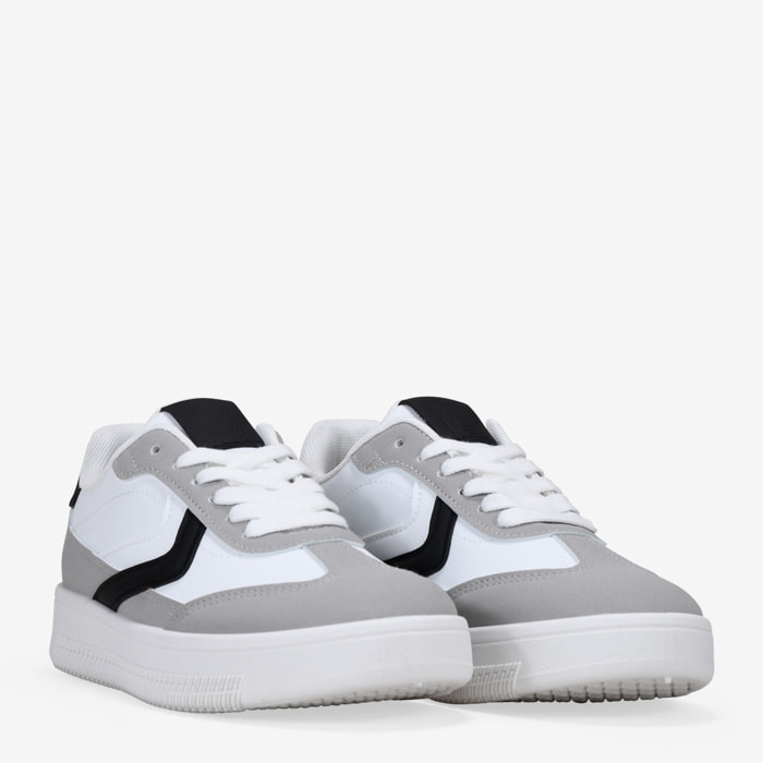 Zapatillas deportivas blancas con cordones