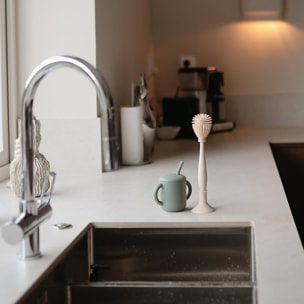 Mushie Cepillo Silicona Para Biberón Solid