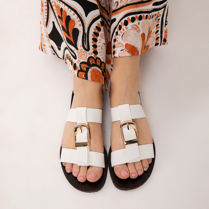 Sandalias planas blancas elegantes