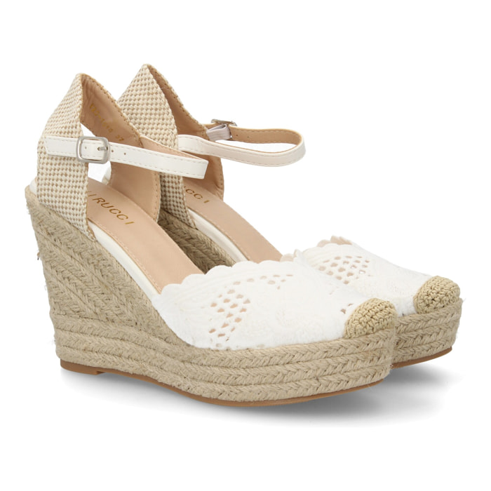 Alpargata cuña destalonada con calados para mujer.