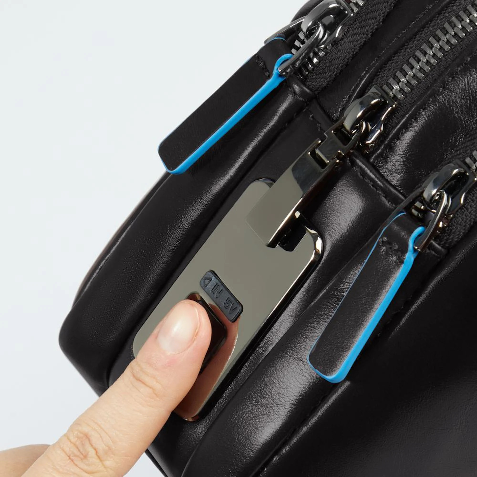 Piquadro Pochette porta iPad®mini con tracolla rimovibile e chiusura di sicurezza a impronta digitale