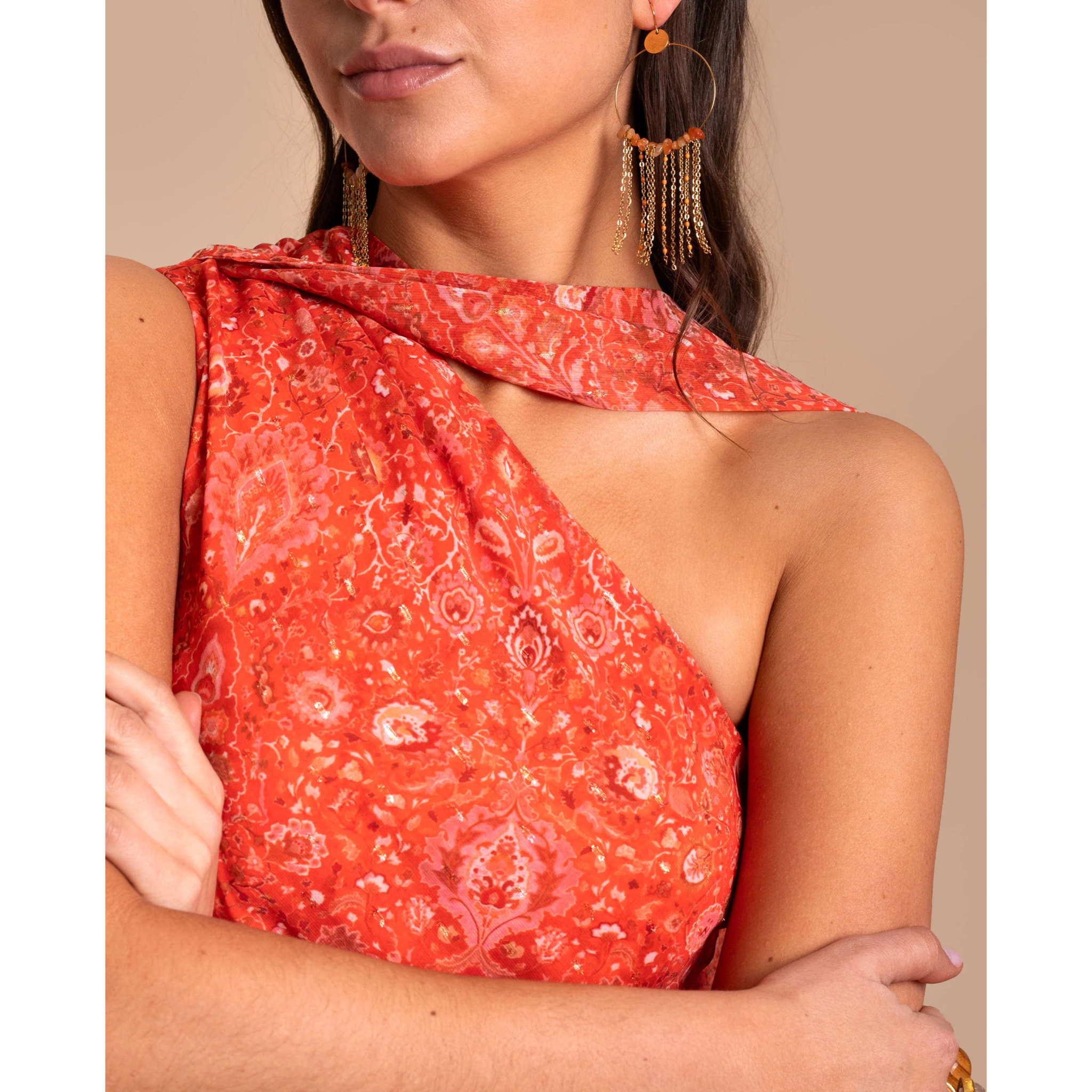 Vestido midi asimétrico con foulard.