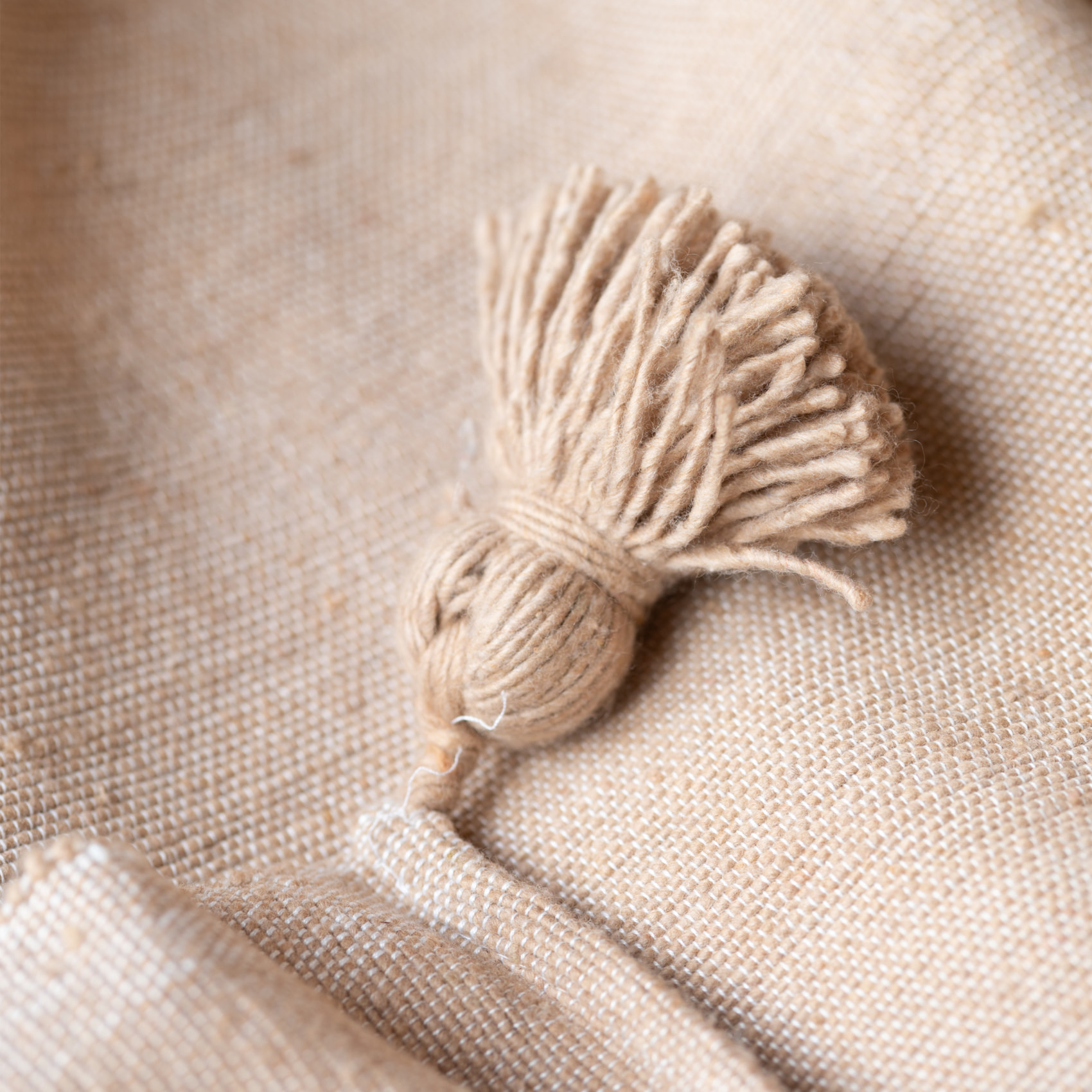 Grand plaid canapé en laine à pompons - Beige