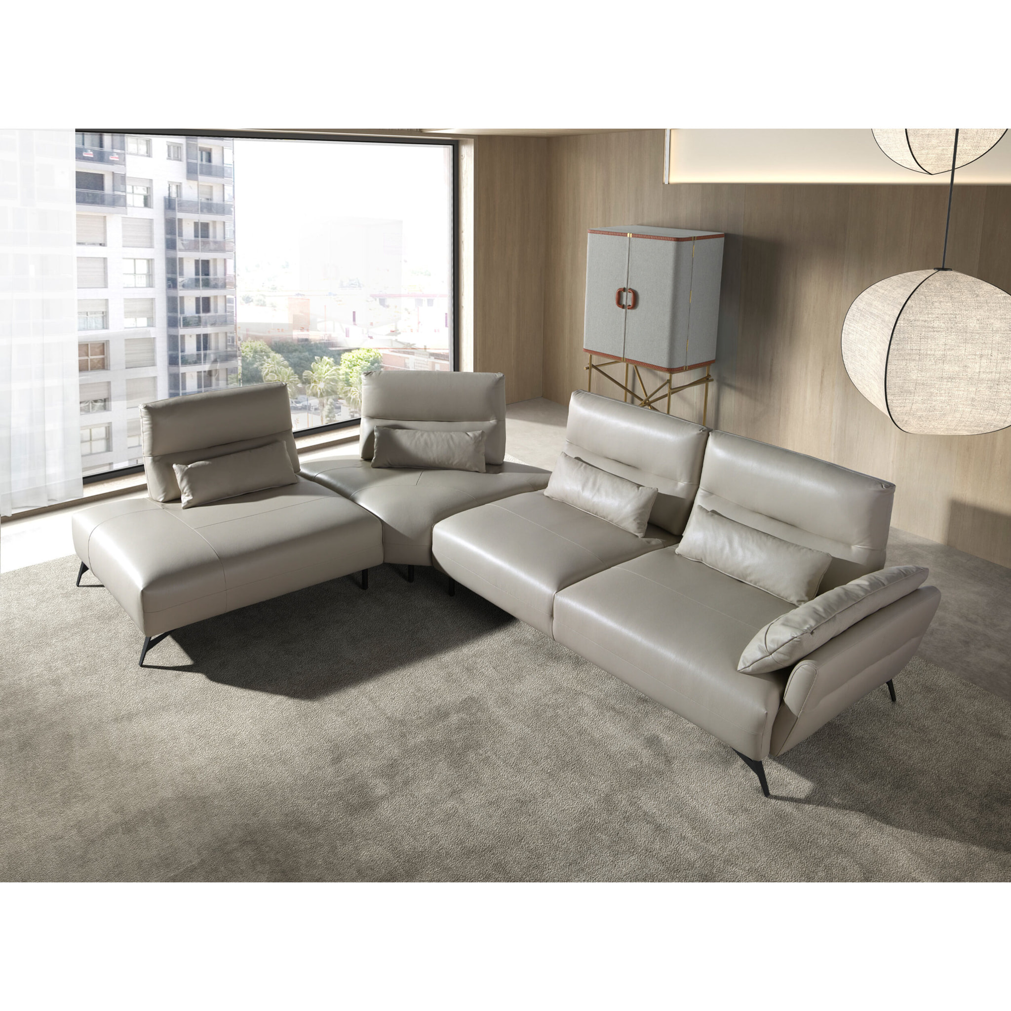 Sofá chaise longue Angel Cerdá izquierda de 5 plazas tapizado en piel de origen vacuno en arena patas de acero inoxidable en negro 341x254x94cm