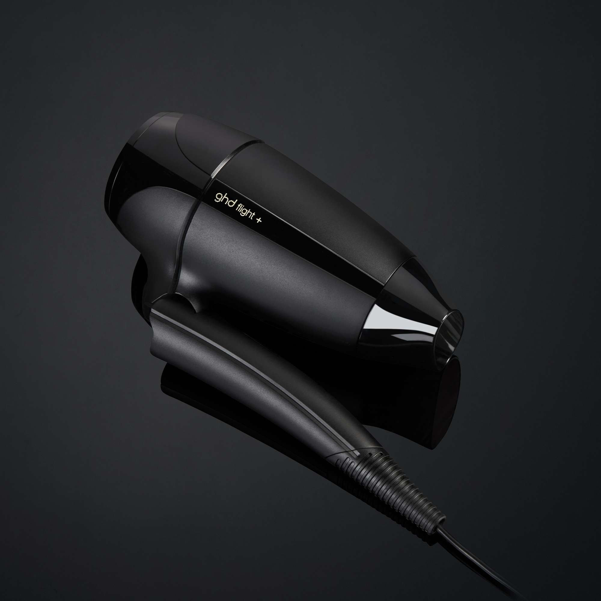Coffret sèche-cheveux de voyage ghd flight+ avec sa mini brosse à cheveux et son vanity voyage