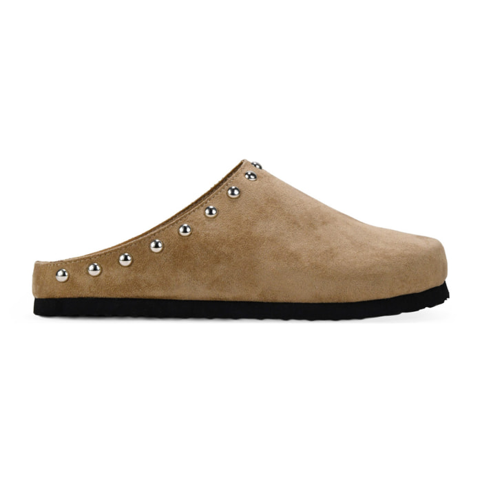 Zuecos taupe planos con tachas