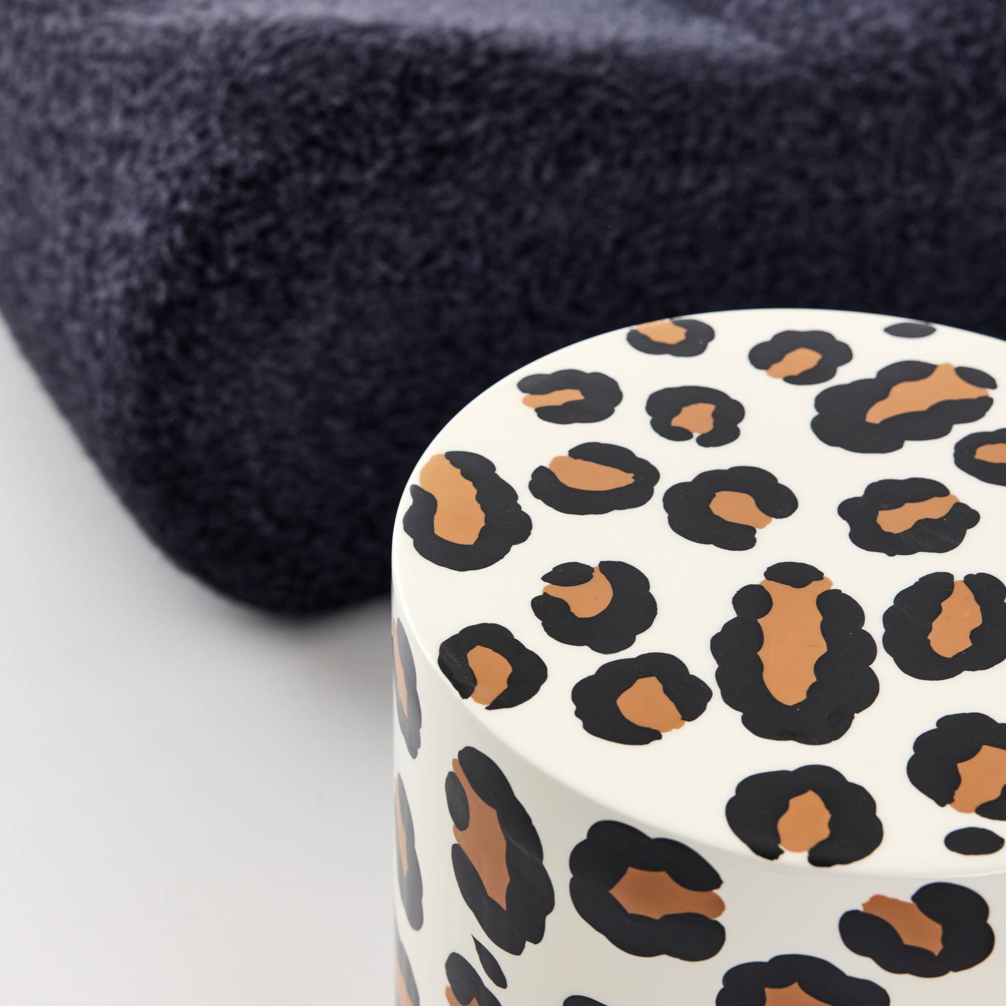 Table d'appoint. bout de canapé. table de chevet acier émaillé.  motif léopard. Ø33 x H 46cm - Noko