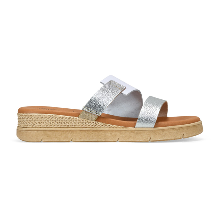Sandalias de piel blancas y metalizadas con cuña