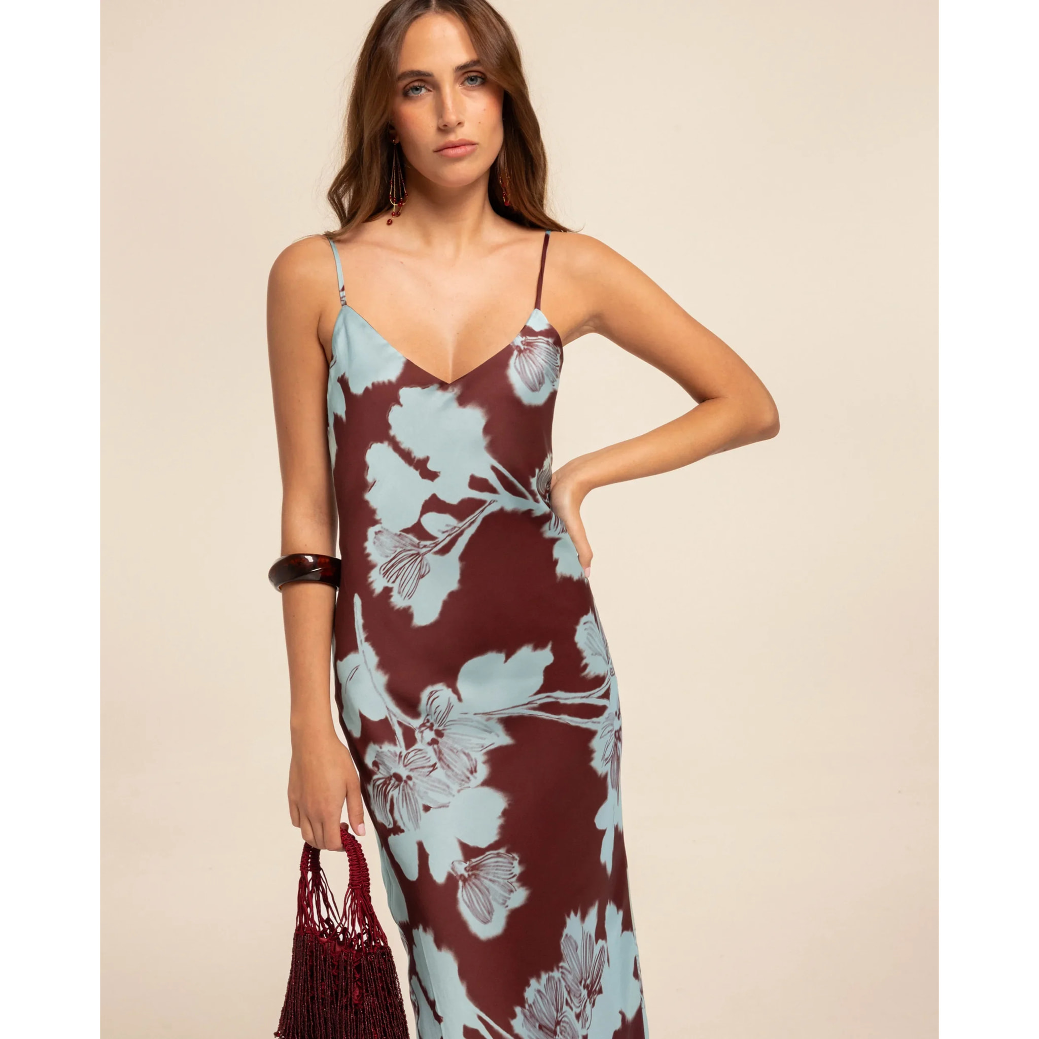 Vestido largo lencero con corte al bies y tirantes