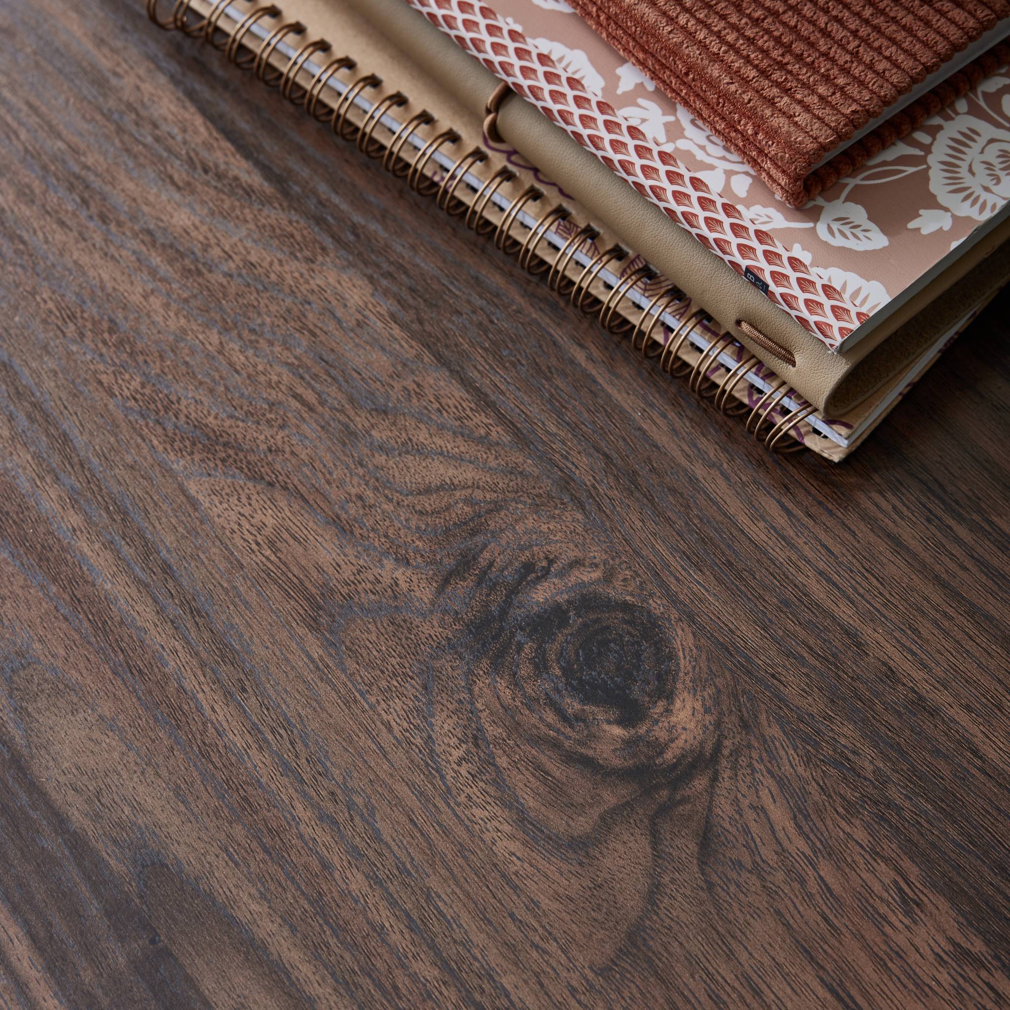 Table de chevet effet bois foncé décor bois rainuré. un tiroir. L 48 x l 39 x H 50cm