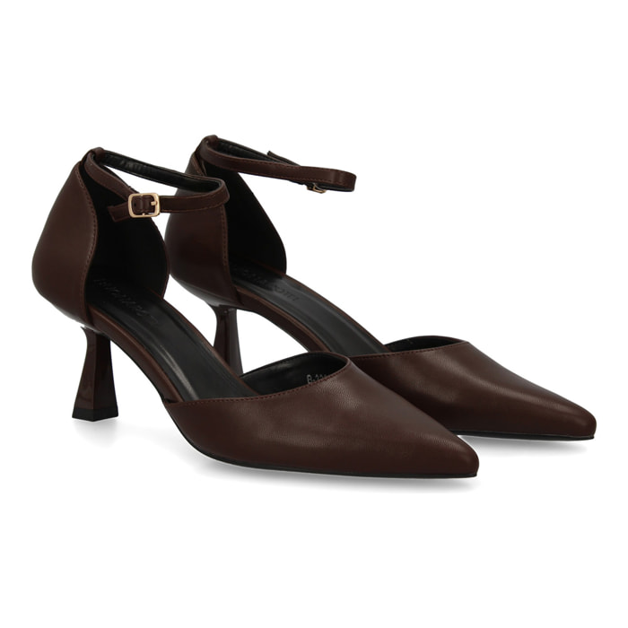 Zapato de salón con cierre de hebilla