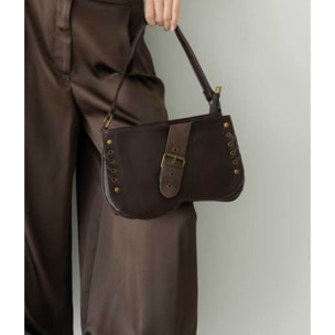 Bolso de hombro marrón con solapa y hebilla