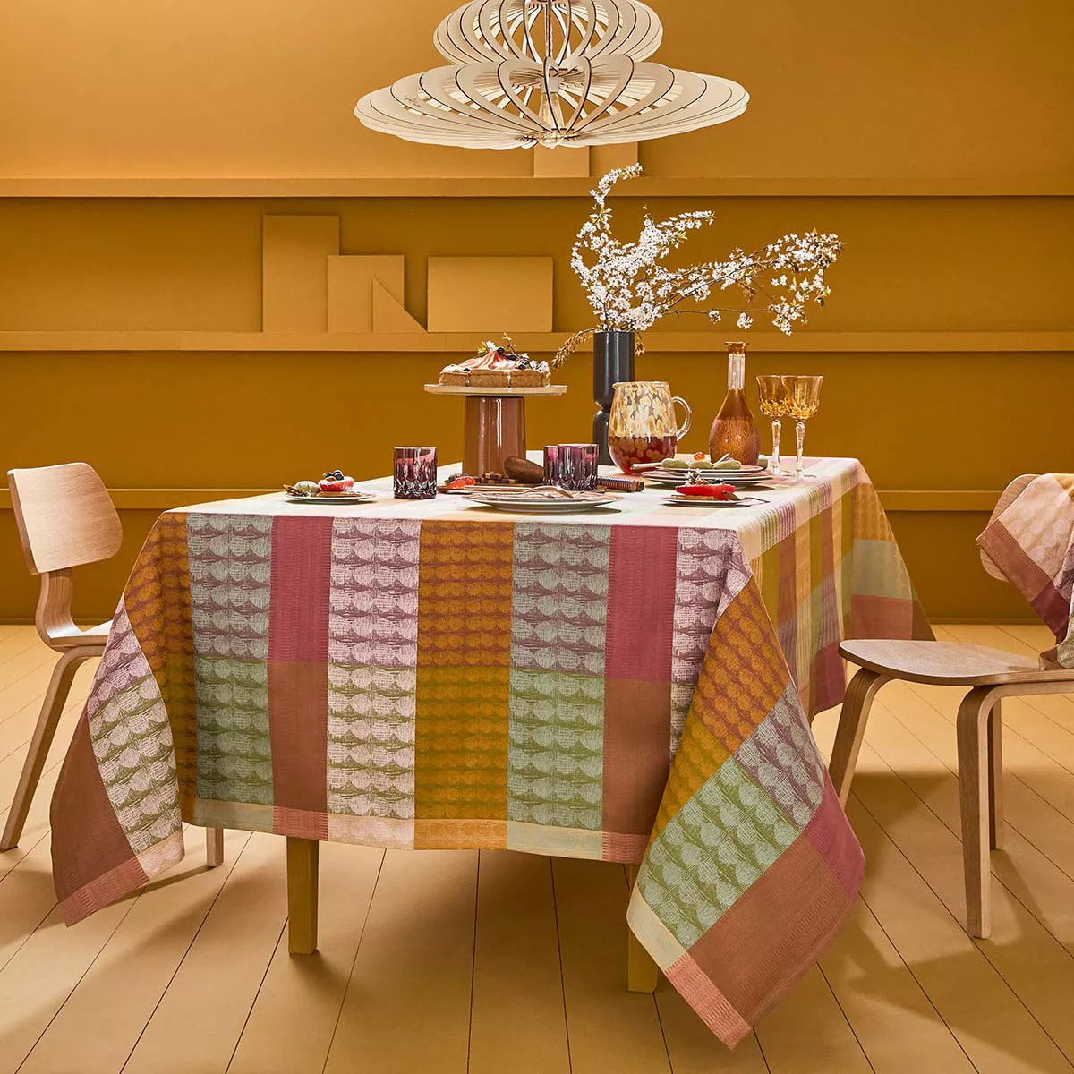 Nappe pur coton enduit motif jacquard vert orange Mille halos prunus