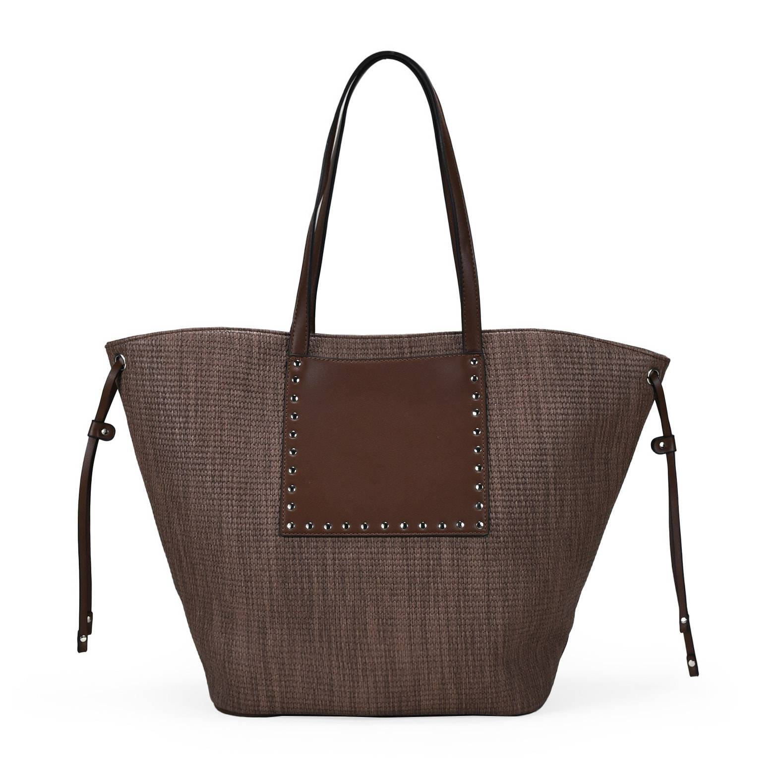 Bolso de hombro marrón con tachas metálicas