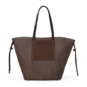 Bolso de hombro marrón con tachas metálicas