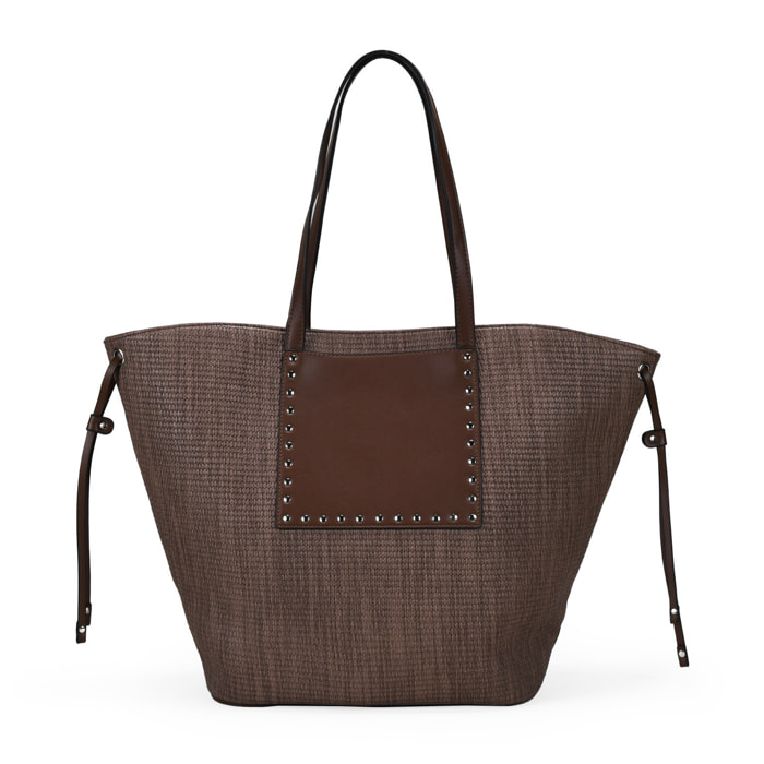 Bolso de hombro marrón con tachas metálicas