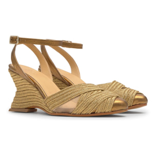 Zapato salón Joy cuña geométrica en trenzado metalizado artesanal con pulsera y escote en V