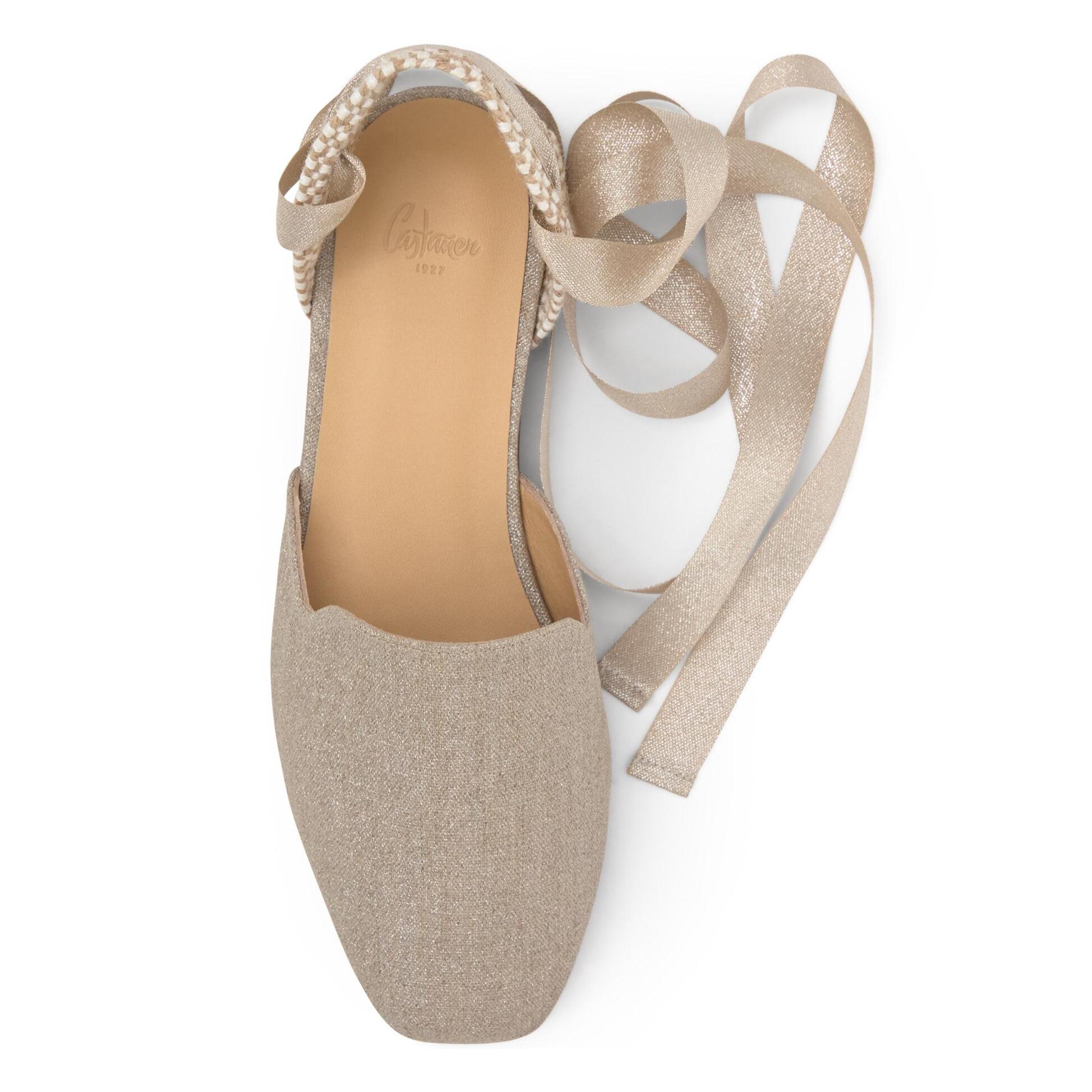 Alpargata plana Gilda en lino metalizado con cierre de lazo