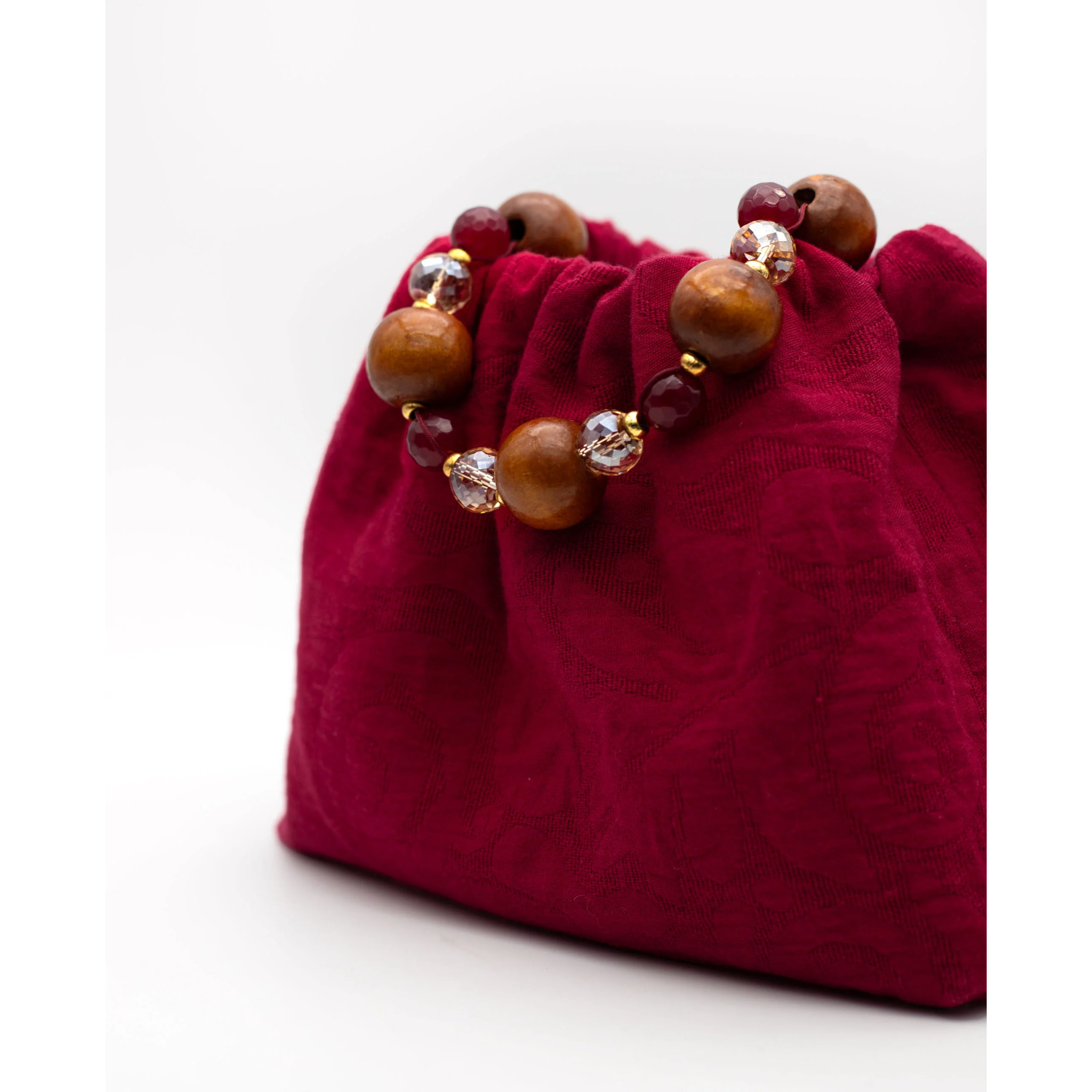Bolso de mano con asa de piedras
