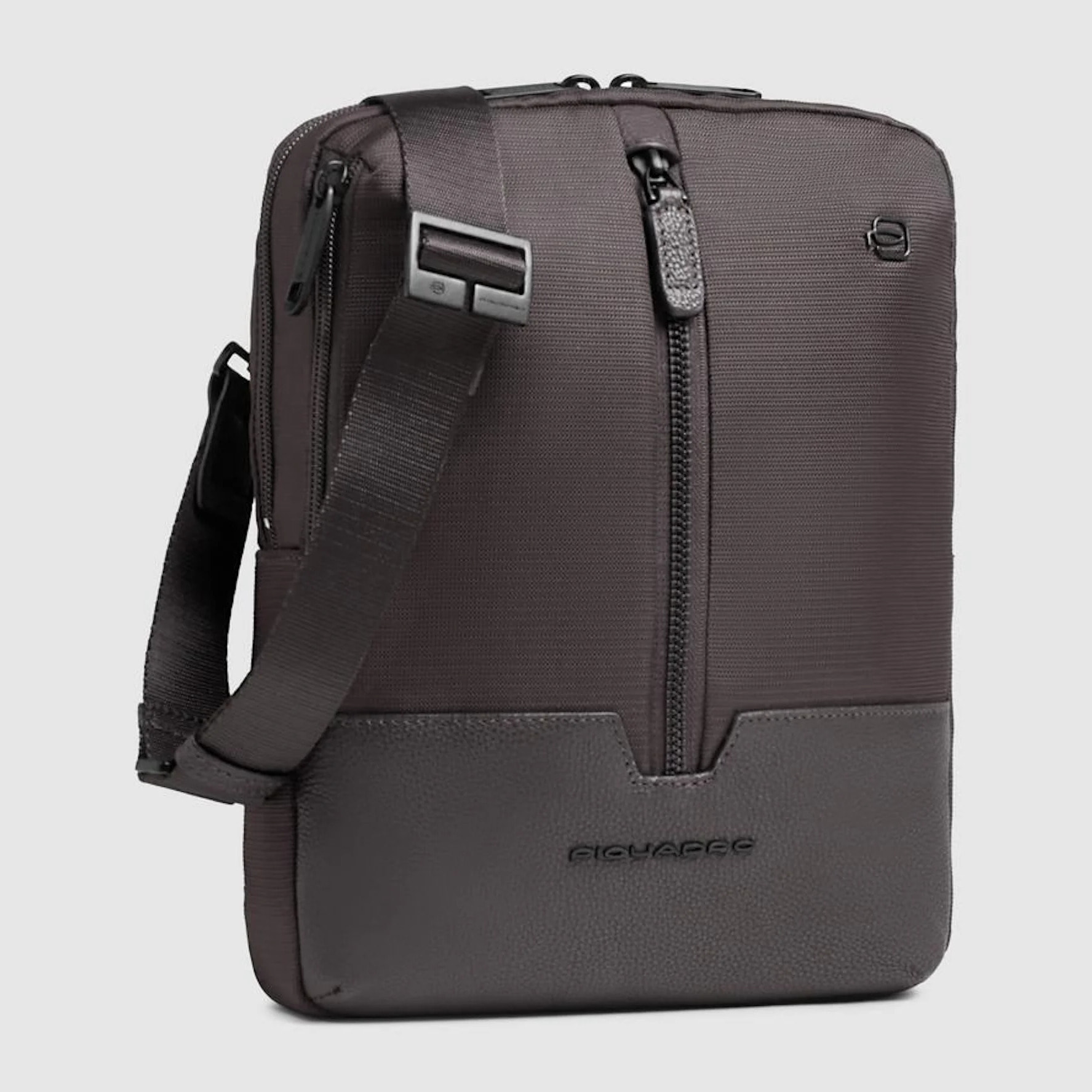 Piquadro Borsello porta iPad® in tessuto riciclato e pelle con protezione RFID