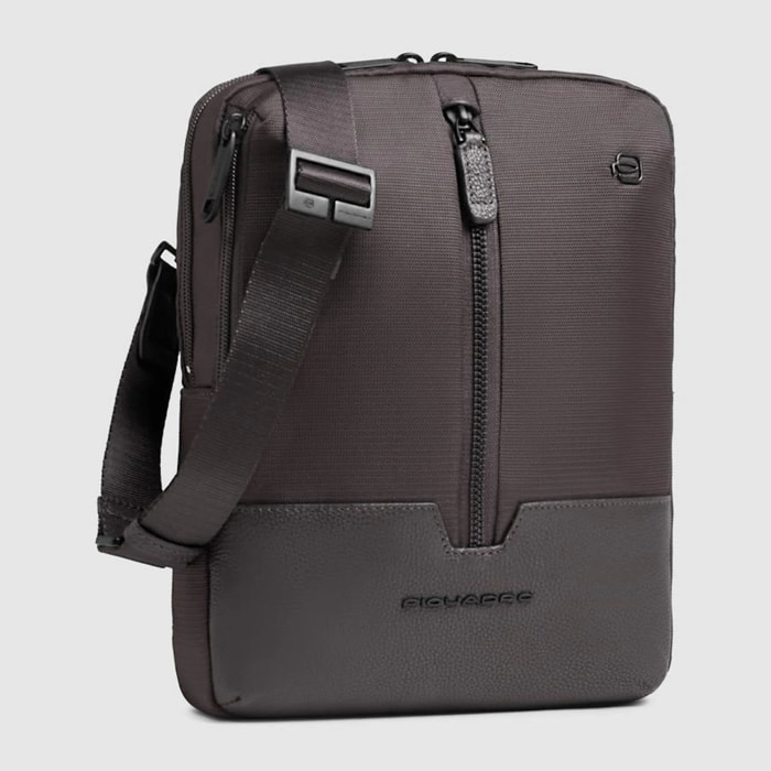 Piquadro Borsello porta iPad® in tessuto riciclato e pelle con protezione RFID