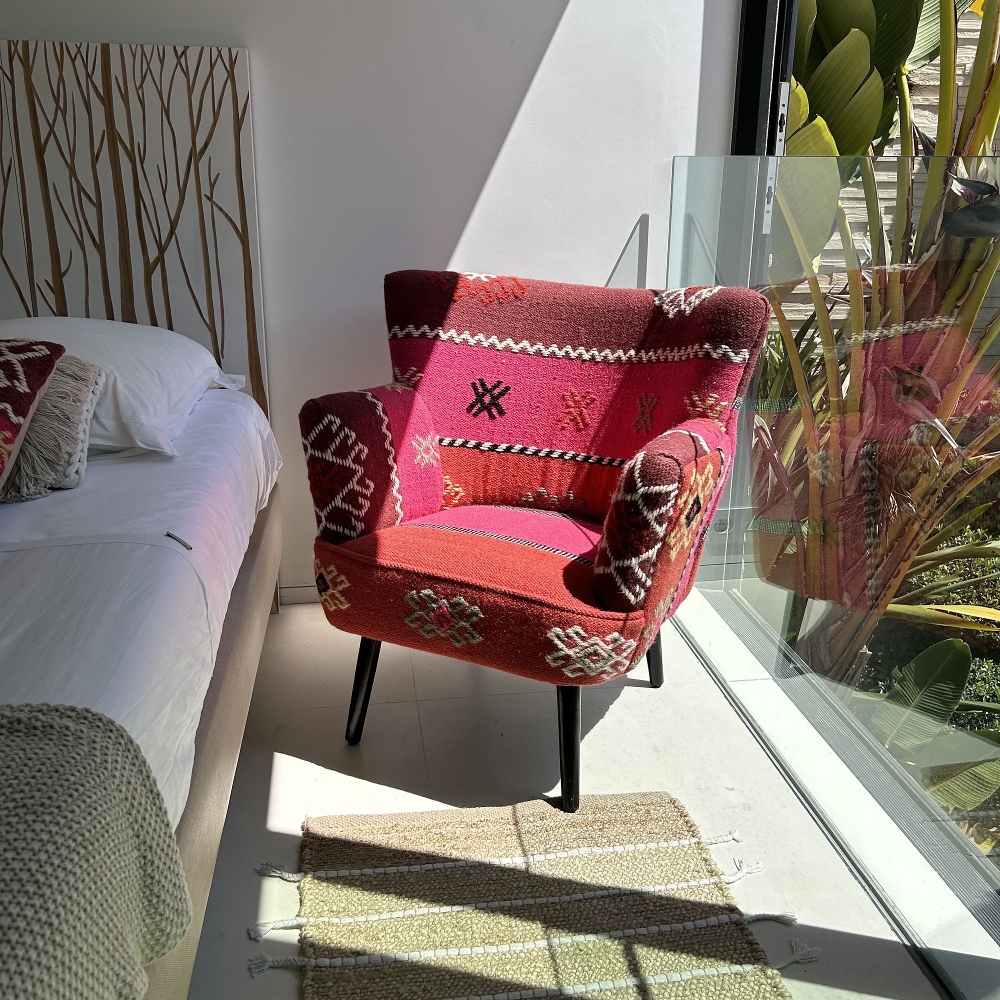 Fauteuil en kilim brodé main et pieds en bois noir CHAQUIRAS
