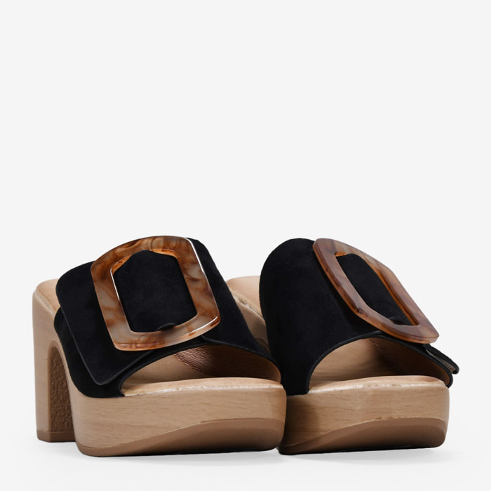 Sandalias de tacón negras con hebilla grande