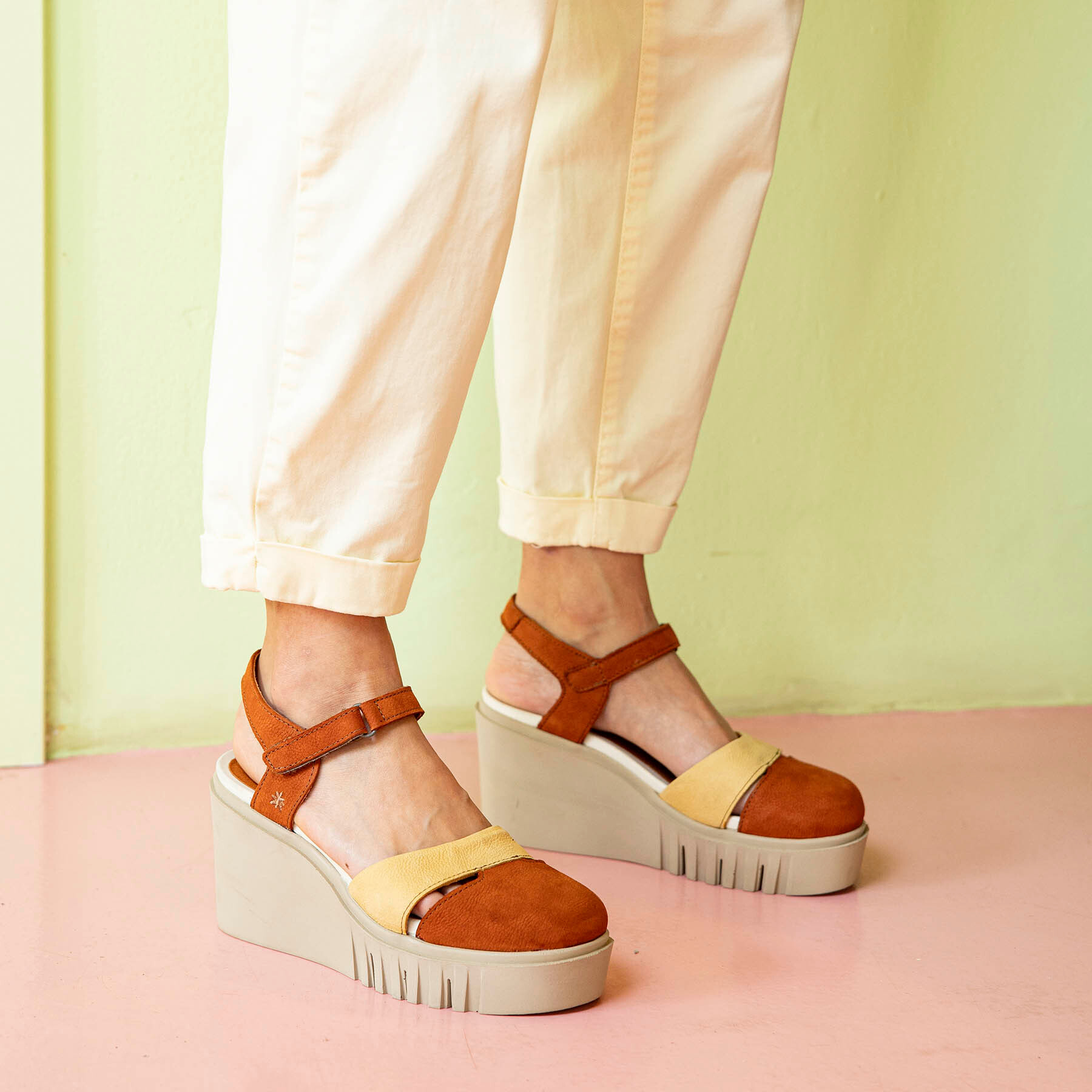 Sandalia de cuña 2083 NOBUCK LIKEN-HONEY/ CATANIA color Liken-honey