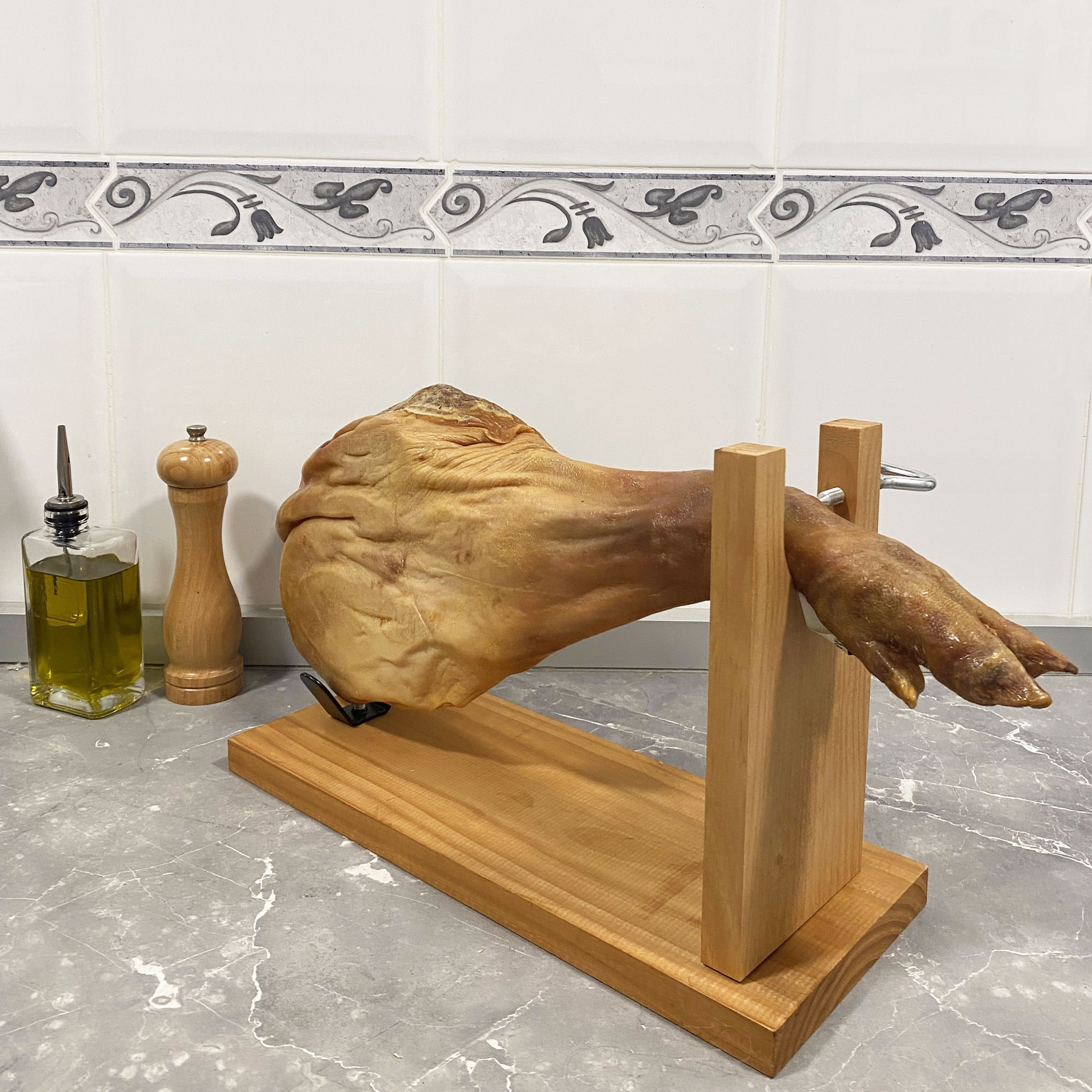 Well home jamonero de madera con herraje en v, pincho y ficjación pezuña + funda para jamón 'tiberic' burdeos