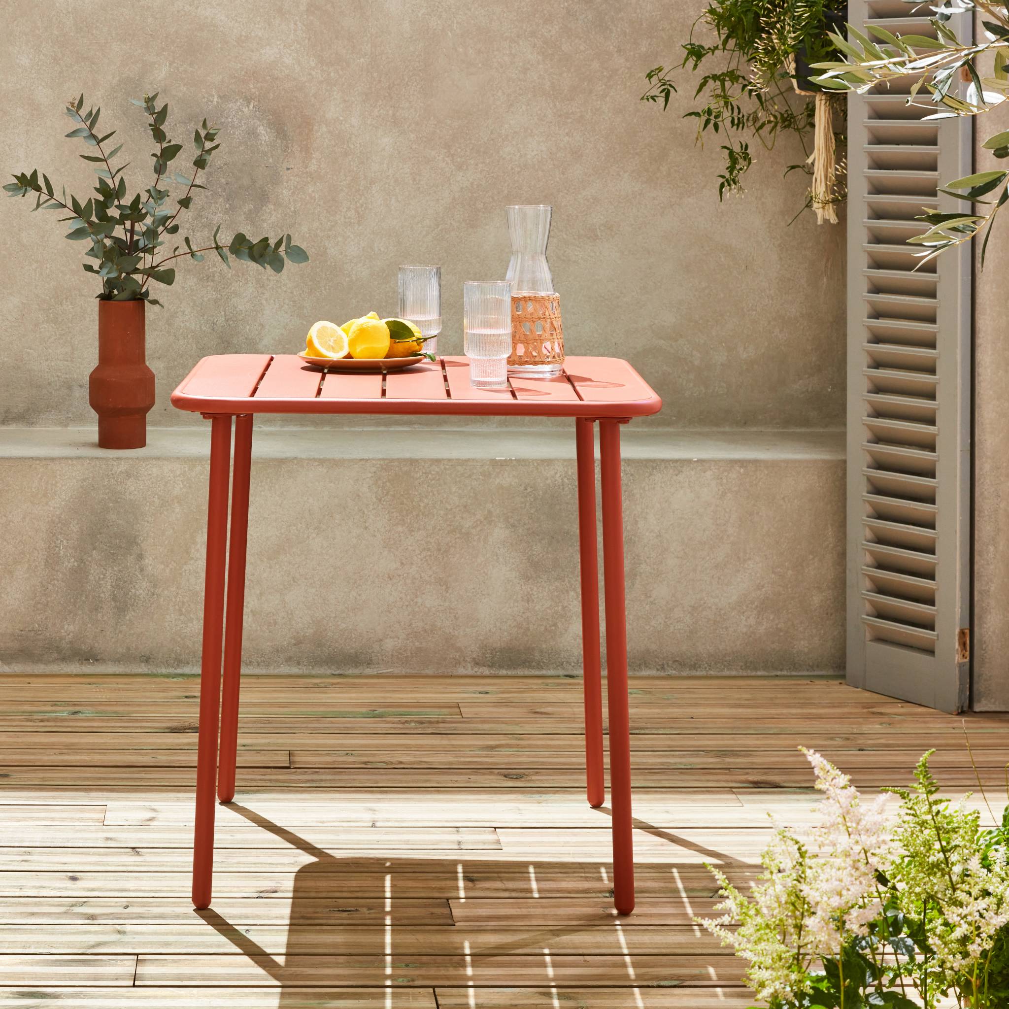 Table de jardin métal 2 places. terracotta. Amelia. 70x70cm. traitement antirouille. lattes et bords arrondis