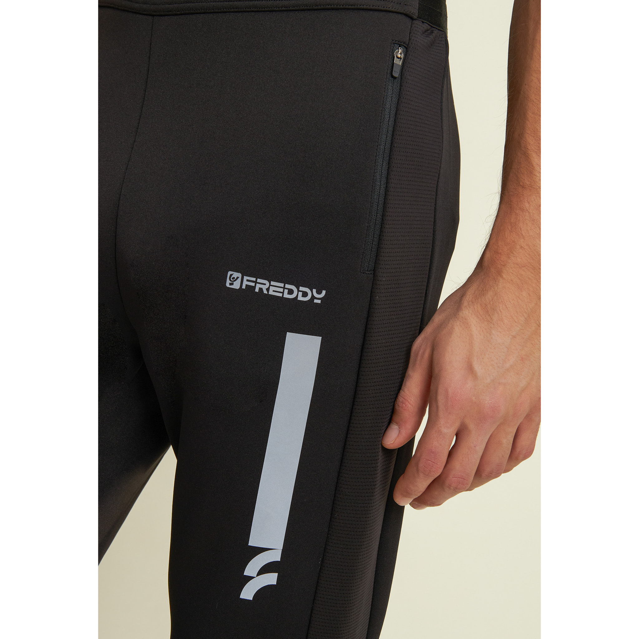 Pantaloni slim in tessuto tecnico con inserti mesh laterali