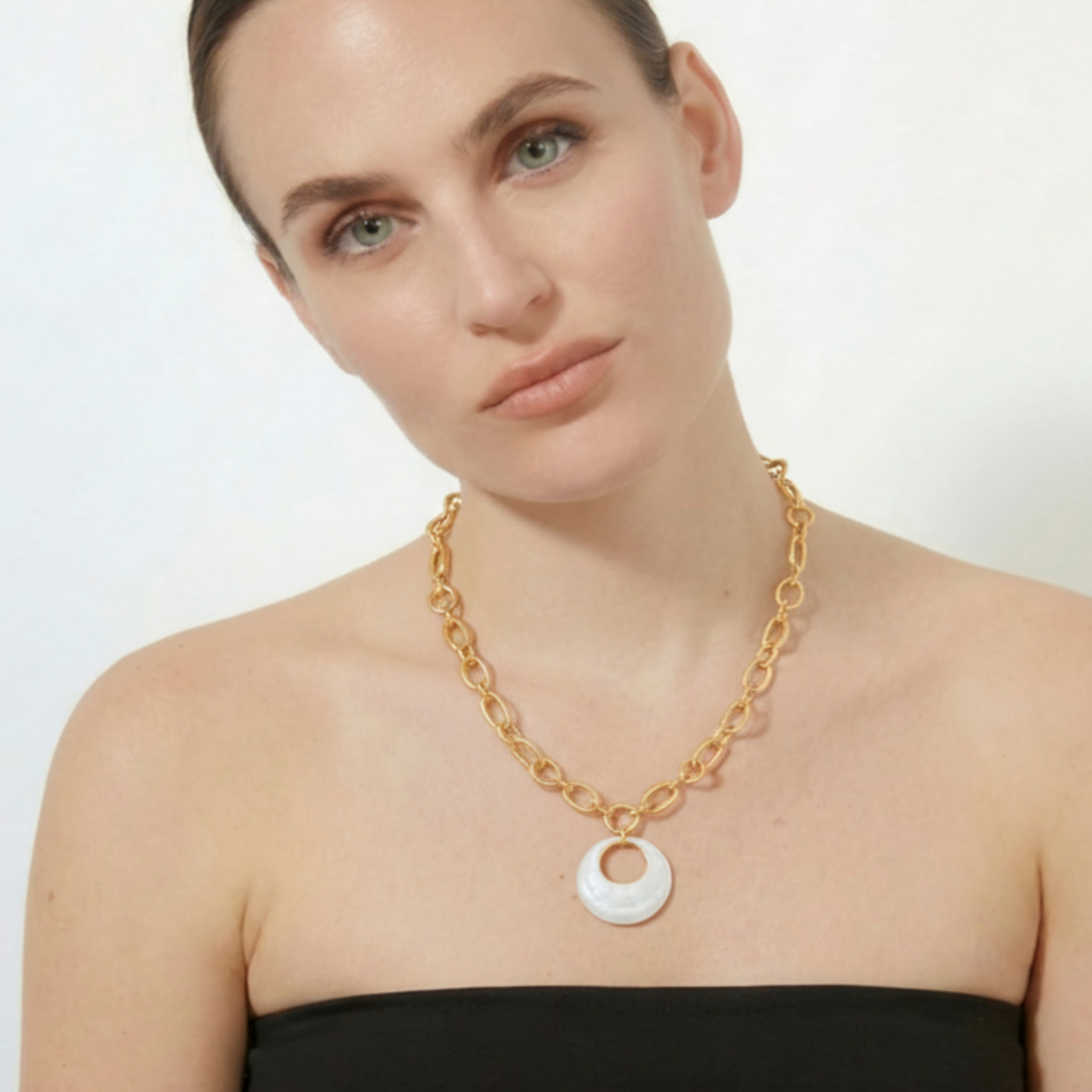Collar de Madreperla Blanca acabado en oro amarillo de 18k
