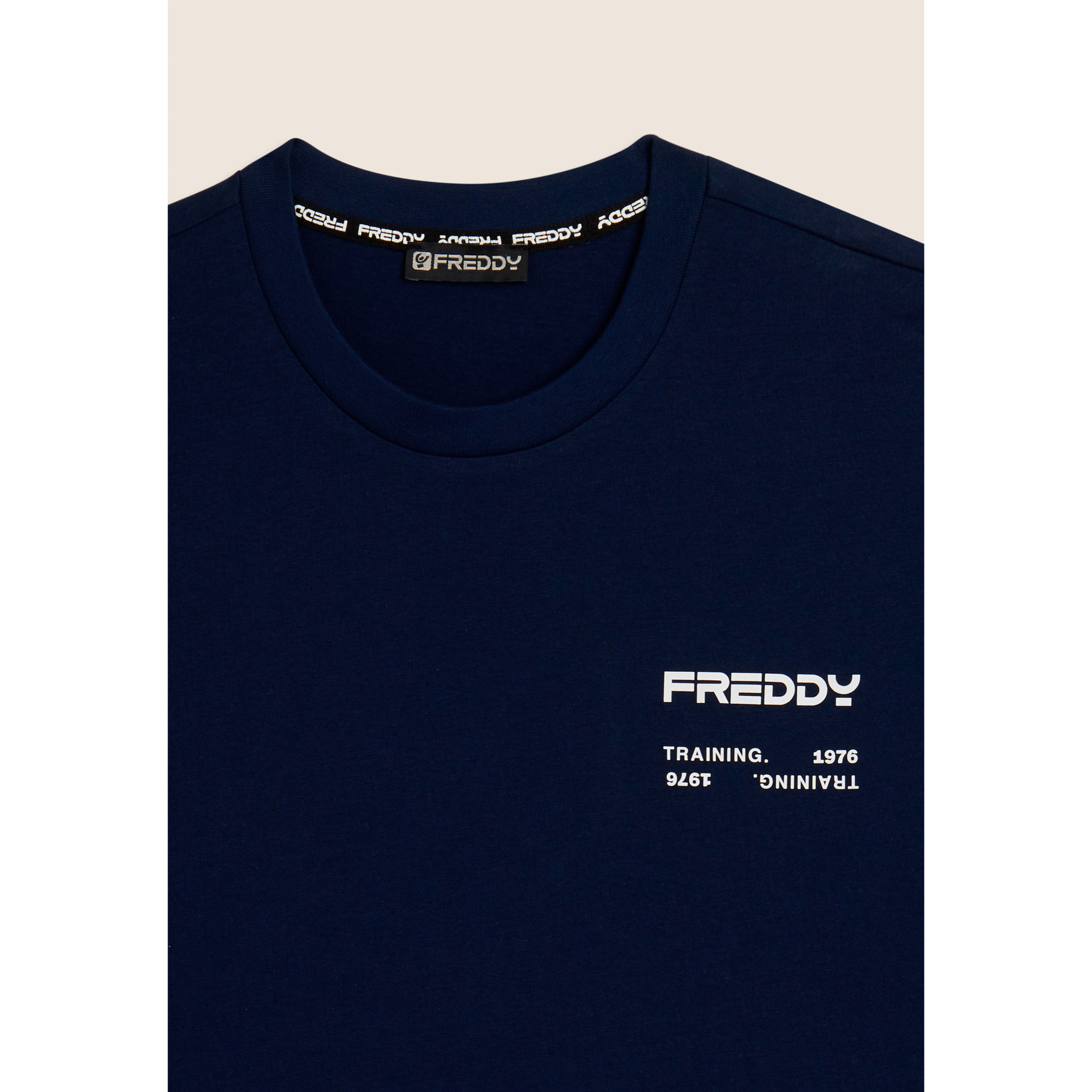 T-shirt in cotone con logo effetto gommato