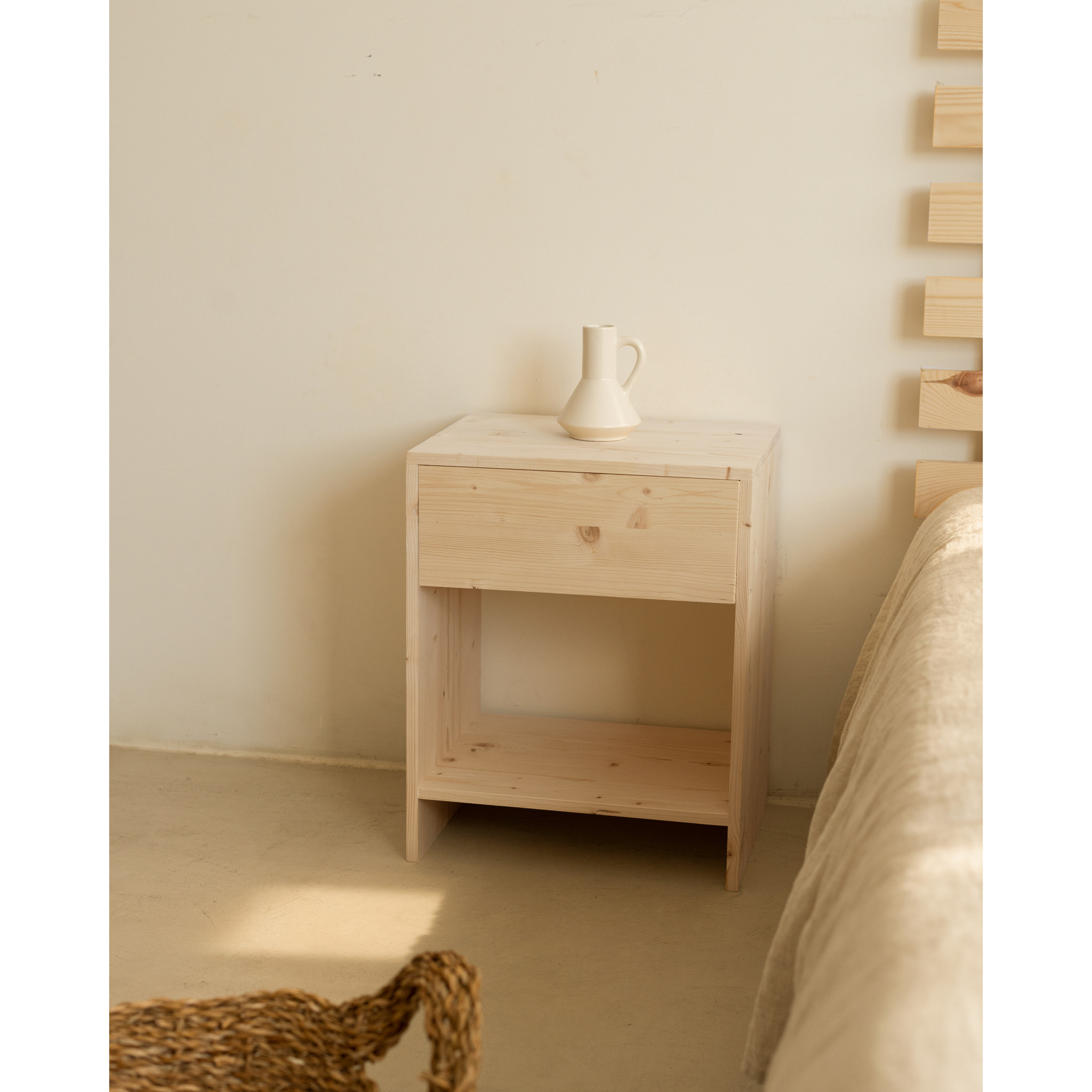 Pack de 2 mesitas de noche de madera maciza con un cajón en tono natural de varias medidas