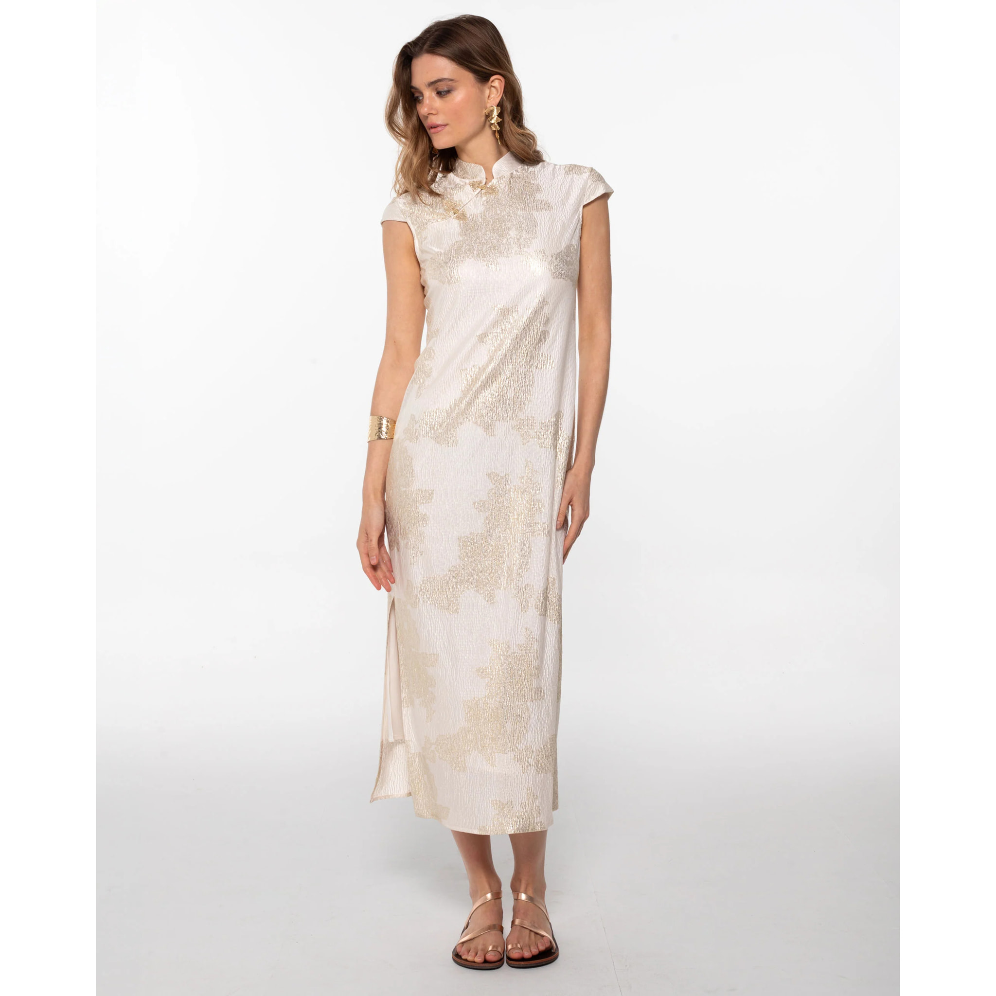 Vestido largo con escote de alamares