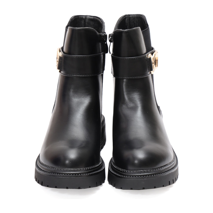 Stivaletto in simil pelle con elastico e fibbia dorata