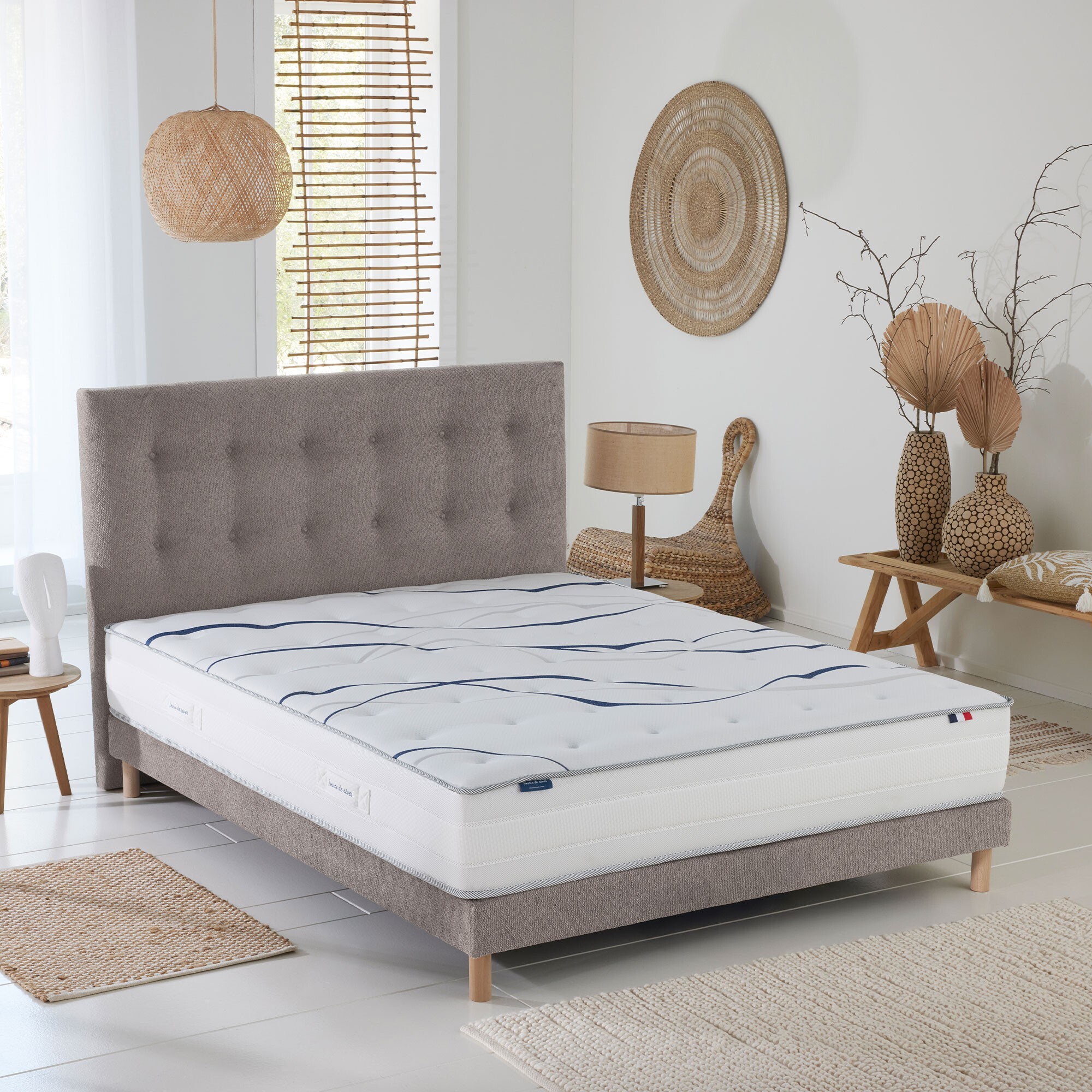 Ensemble matelas mousse ELYSIA avec sommier, chenille bouclettes gris clair
