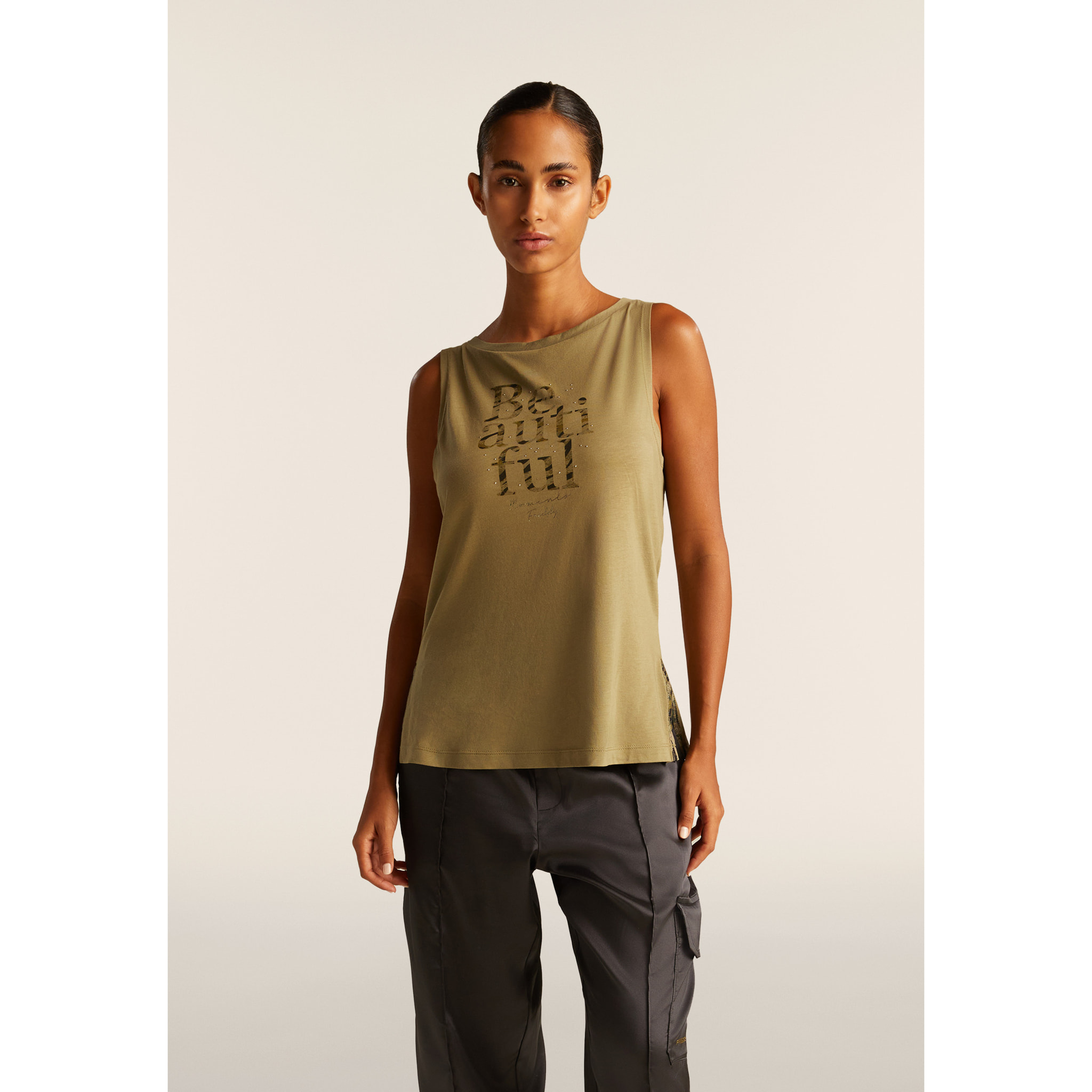 Canotta con fondo svasato e grafica con borchie