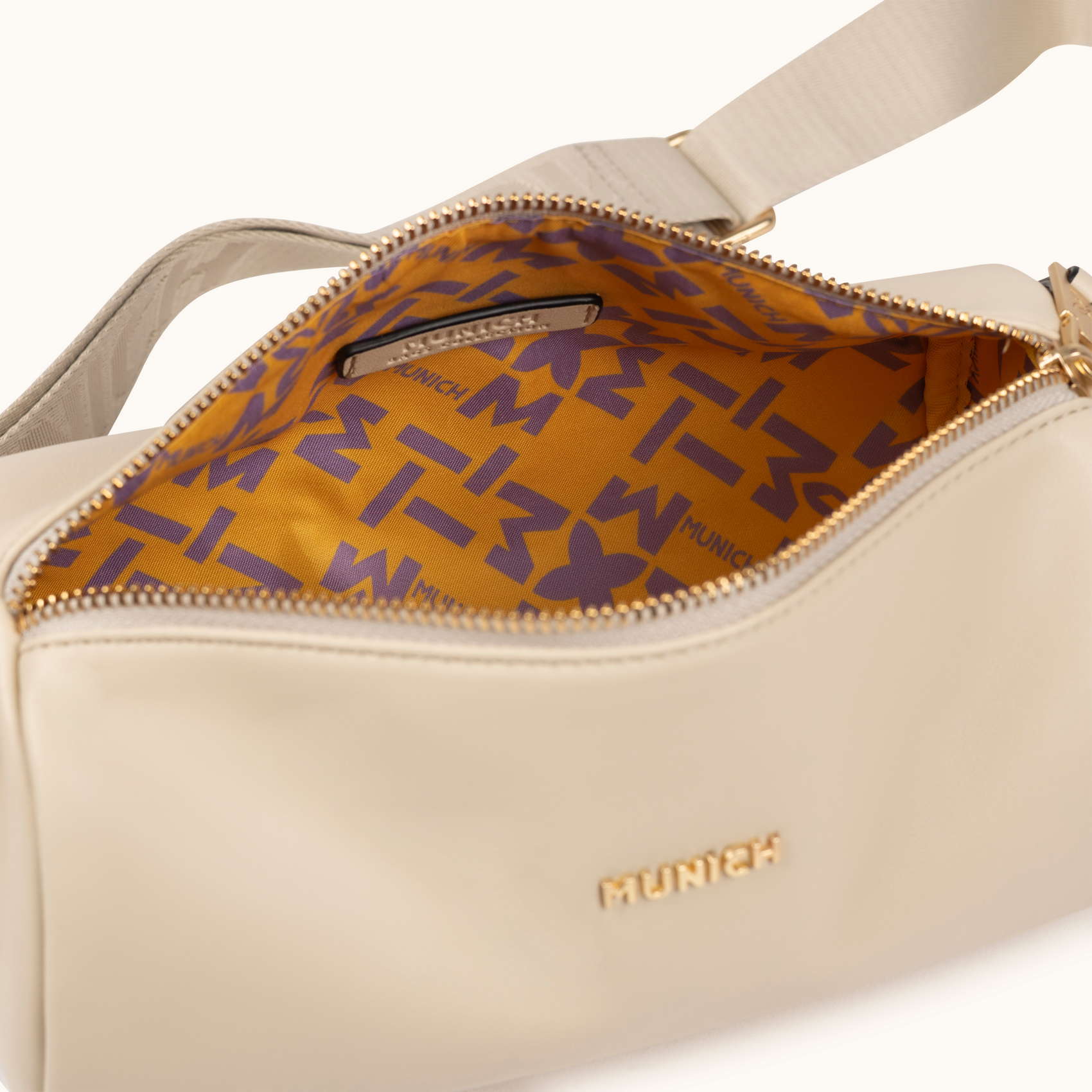 Bandolera Cilíndrica Color Crema con Charms y Asa Técnica CHARMS CROSSBODY BARREL CREAM