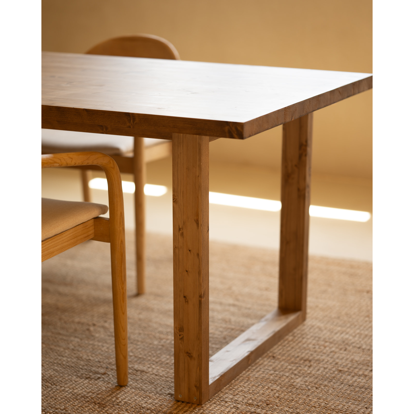 Mesa de comedor de madera maciza en tono roble oscuro de varias medidas