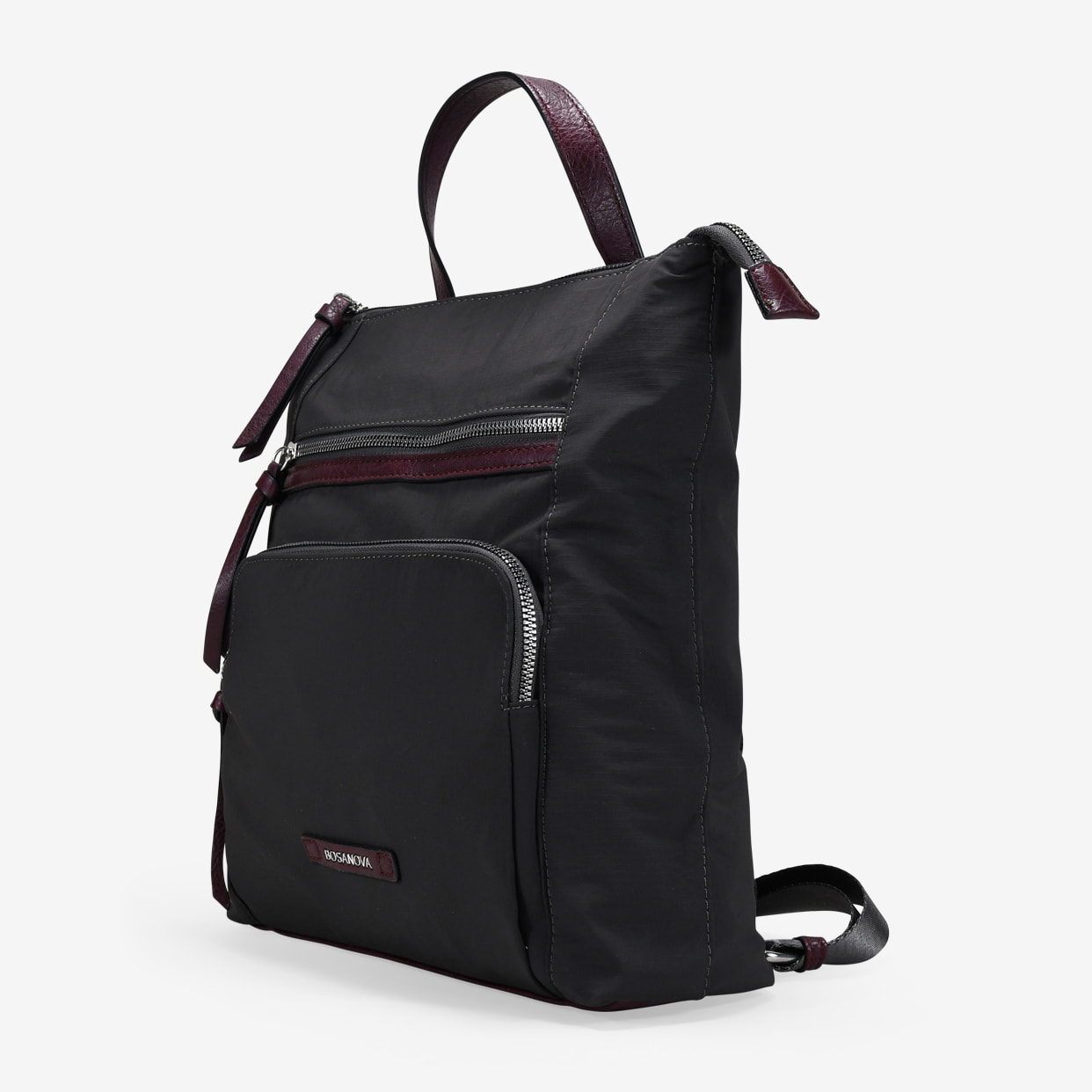 Mochila deportiva negra con cremalleras metálicas