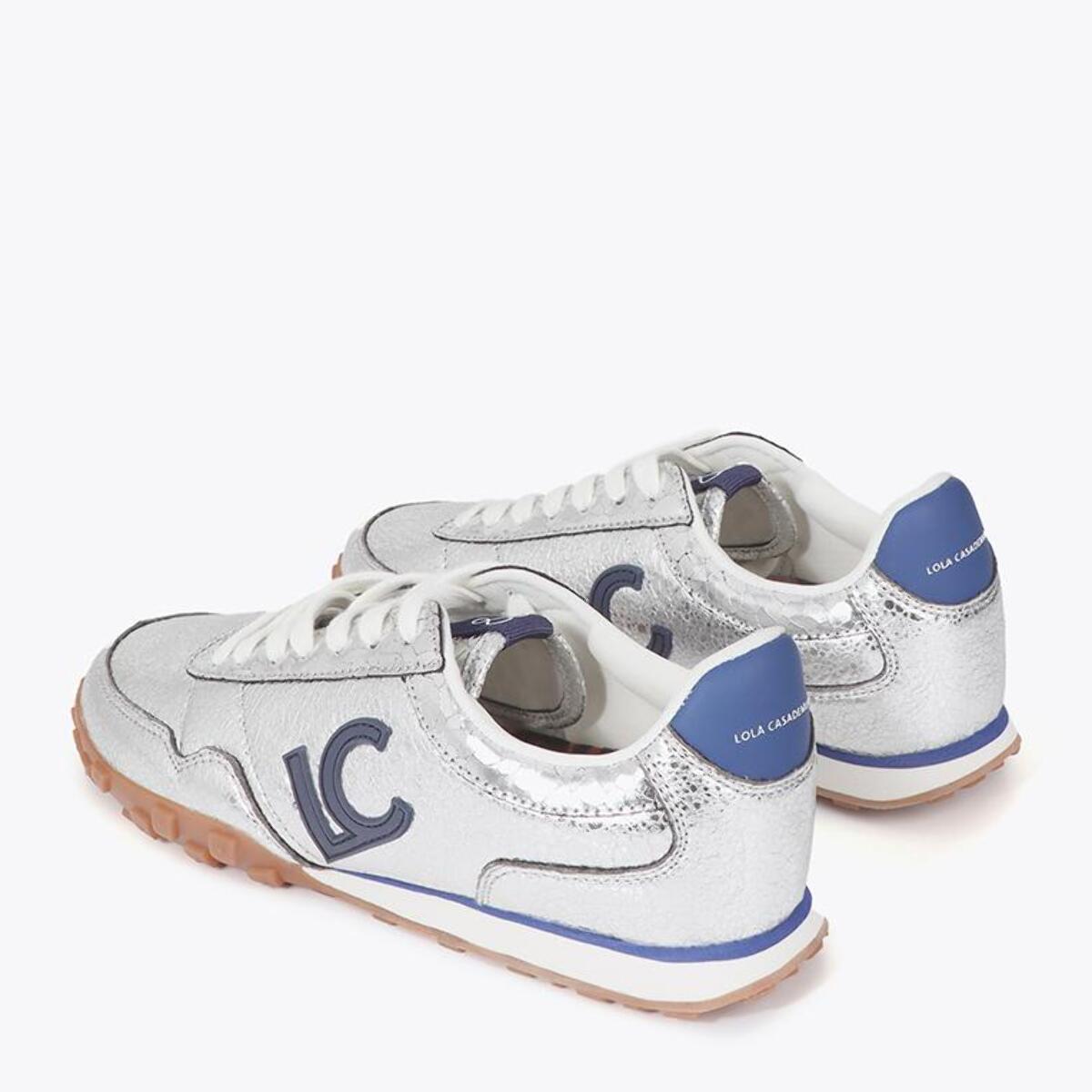 Scarpa sportiva in materiale metallico