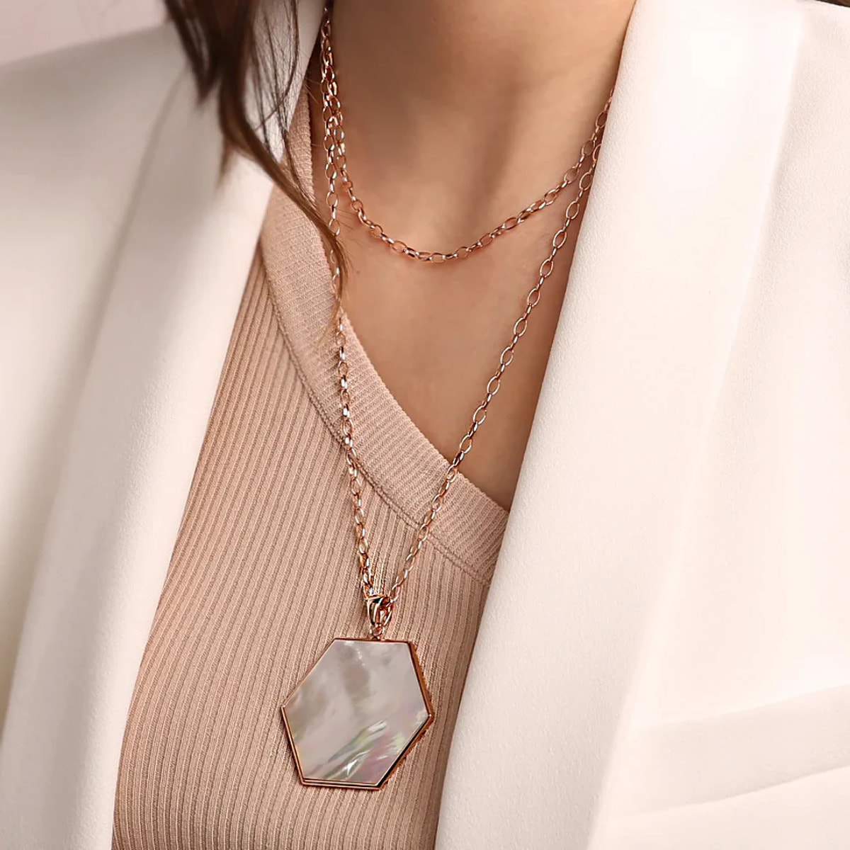 Collana Lunga Catena Rolo con Pendente Esagono Grande in Madreperla Bianca