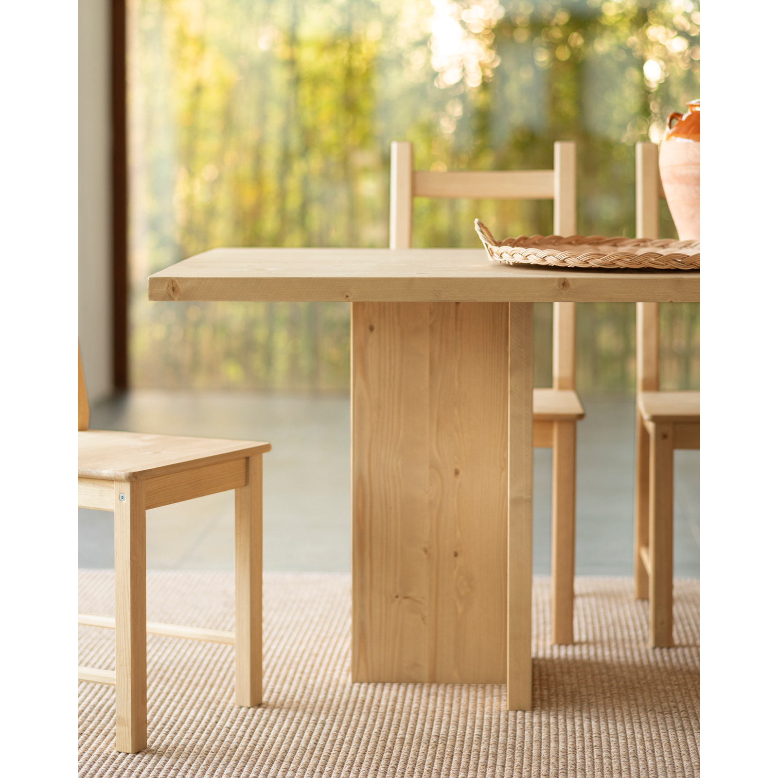 Table à manger en bois massif ton chêne moyen en différentes tailles